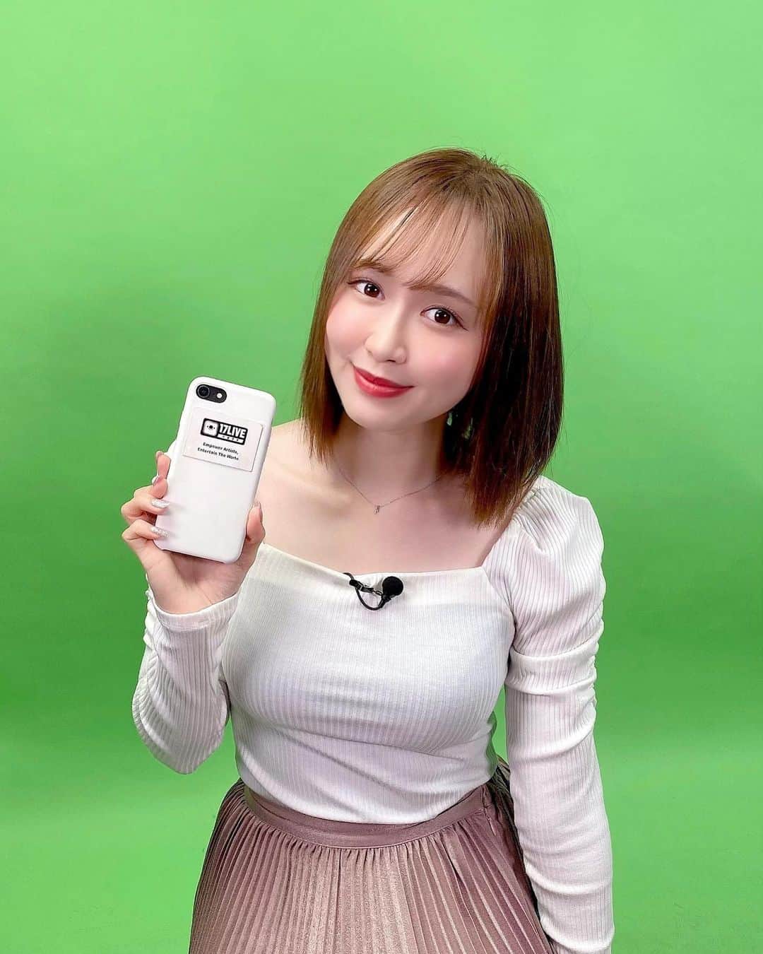 伊藤千凪海のインスタグラム：「昨日突然の発表となりましたが﻿ ﻿ 2月末をもって17Live公式番組『17Q』のMCを﻿ ﻿ 卒業させていただくことになりました✨﻿ ﻿ ﻿ ﻿ 番組初期からナビゲーターとして﻿ ﻿ クイズを出題させていただき﻿ ﻿ 本当にたくさんの暖かいコメントをいただき﻿ ﻿ 楽しい毎日でした☺️﻿ ﻿ みなさんのクイズを頑張る姿や﻿ ﻿ 心が折れそうになっても最後まで挑戦する姿を見て﻿ ﻿ たくさんパワーをもらっていましたよん💛﻿ ﻿﻿ ﻿ ﻿ コメントにあったような引退とか結婚じゃないので﻿ ﻿ 今後も見守り続けてくれると幸せです！！！✨﻿ ﻿ 本当にありがとうございました💛💛﻿ ﻿ ﻿ ﻿ ﻿ ﻿ #イチナナ #17live #イチナナライブ﻿ #クイズ番組 #生放送 #生配信 #鎖骨」