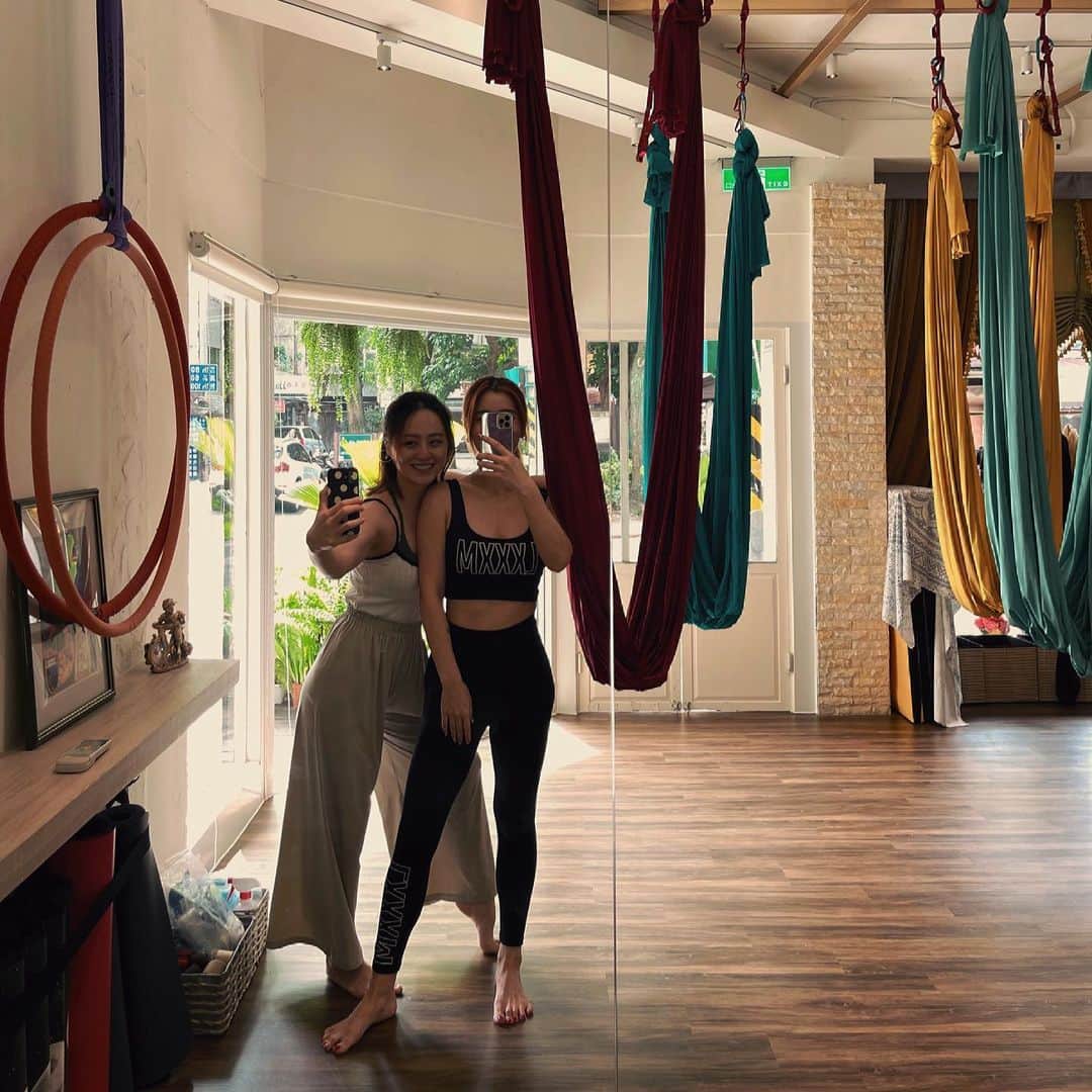 林咖安（Lyla）さんのインスタグラム写真 - (林咖安（Lyla）Instagram)「🦋🐬🌤💙  永康好夥伴😎 大家來逛飾品還可以去運動多好✨ 教室超美採光好到要用遮光窗簾😆😆😆  一個很放鬆又很舒服的瑜珈教室🤍 不用人擠人的空間最棒✌🏻  #mondayinspiration  #yogajourney  #aerialyoga」3月1日 16時08分 - _______lyla_______