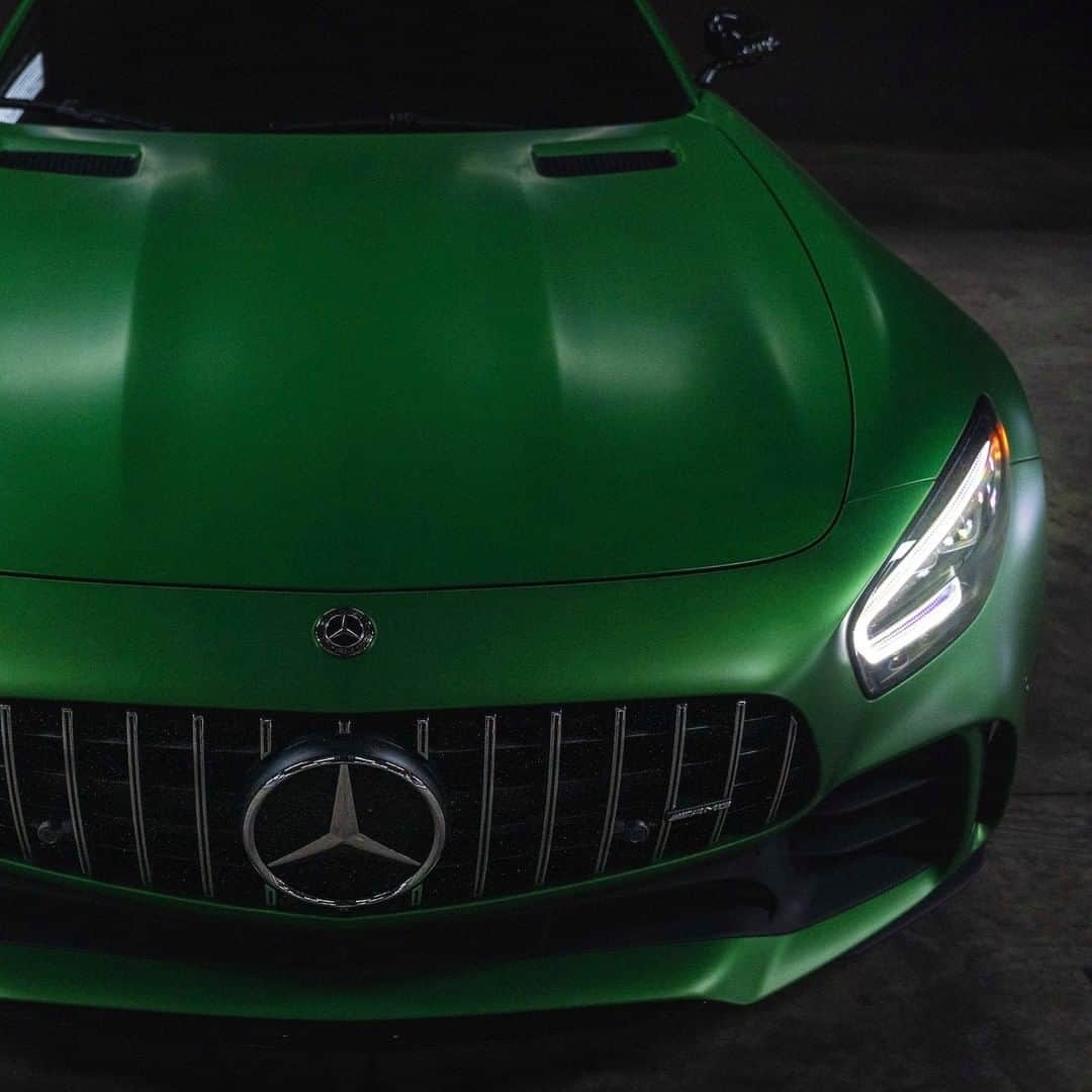 メルセデス・ベンツさんのインスタグラム写真 - (メルセデス・ベンツInstagram)「[Kraftstoffverbrauch kombiniert: 13,1 l/100 km | CO₂-Emissionen kombiniert: 299 g/km | mb4.me/DAT-Leitfaden | Mercedes-AMG GT R]  Stand back! The Beast of the Green Hell is about to roar.  📷 @jjjjavi for #MBphotopass via @mercedesbenzusa #MercedesAMG #DrivingPerformance #GTR」3月1日 16時00分 - mercedesbenz