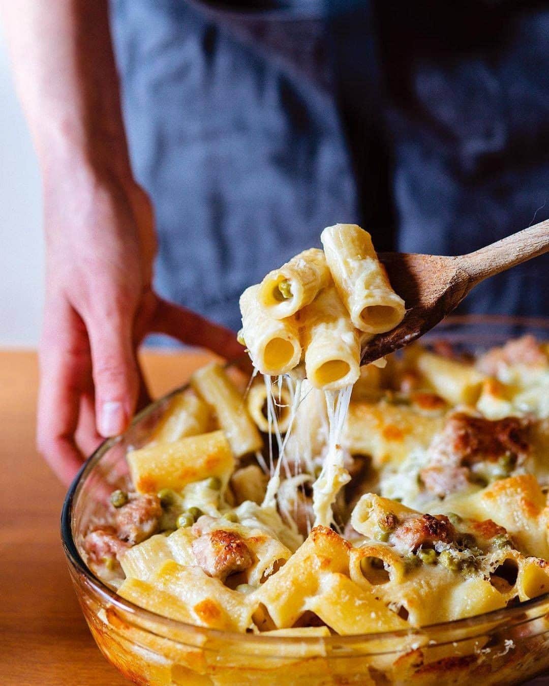 TESCOMshinku_officialのインスタグラム：「【レシピ付き♪】 本日おススメするオーブン料理は「Pasta al Forno - パスタ アル フォルノ (オーブン焼きパスタ）」です♪ ・ イタリアでは、日曜日に家族揃ってゆっくりとランチを楽しむようで、その時の定番料理が『ラザニア』なのだとか💡 ただ、なかなかラザニアは作るのに手間がかかりますよね。そんな時におすすめなのが、ラザニア風に仕上がるペンネなどを使用したオーブン焼きパスタ✨ 簡単なのに豪華でいつもより特別な週末を過ごせそうですよ💓 ・ こちらの素敵なお写真は @lugirettu さんの一枚です。 今回は @lugirettu さんにレシピを教えていただきました！ぜひ参考にしてみてください✨ ・・・ 〈レシピ〉 【材料】（4人前） ・ショートパスタ(リガトーニ、ペンネなど)　300g ・サルシッチャ　400g ・グリーンピース　150g ・スカモルツァチーズ　100g ・白ワイン　1/2カップ ・オリーブ油　適量 ・パルメザンチーズ　適量 ・塩、胡椒　適量  ベシャメルソース ・バター　40g ・小麦粉　40g ・牛乳　400ml ・ナツメグ　ひとつまみ ・塩　適量  【調理手順】 ベシャメルソースの準備 ①鍋にバターをいれ、弱火で溶かします。 ・ ②バターが完全に溶けたら、火を止め、よくかき混ぜながら小麦粉を加えます。 ・ ③再び弱火にかけ、あらかじめ人肌程度に温めておいた牛乳をよくかき混ぜながら加えます。 ・ ④約10分間ソースが濃くなるまでかき混ぜながら熱します。ナツメグと塩で味を整えます。 ・ 具材の準備 ⑤フライパンにオリーブ油を軽くひき、中火にかけ、サルシッチャを完全に火が通るまで炒めます。またこの際、木ベラなどを使って細かく砕きながら炒めます。 ・ ⑥サルシッチャに完全に火が通ったらグリーンピースと白ワインを加えます。アルコール分が飛ぶまで5分ほど煮ます。 ・ ⑦パスタをアルデンテ(固め)に茹でます。 ・ ソースに具材を合わせていきます ⑧⑥にベシャメルソースを加えます。 ・ ⑨ボウルに⑦と⑧を入れ、混ぜ合わせます。 ・ ⑩キャセロール皿に⑨を半分入れ、角切りにしておいてスカモルツァチーズをまぶします。残りの⑨を全て入れます。 ・ ⑪パルメザンチーズを最後にまぶし、180度に熱しておいたオーブンで約15分焼き上げます。  【ポイント】 1.パスタはアルデンテに茹で上げます。パッケージに書いてあるより2-3分短くて大丈夫です。 2.ベシャメルソースが足りないようでしたらパスタの茹で汁を少々加えます。 3.スカモルツァチーズがなければモッツァレラでも大丈夫です。 ・・・ --------------------------------------------------- TESCOMキッチンの公式アカウントです✨ 毎日の暮らしをもっと楽しく、便利にするお役立ち情報を発信していきます♪  人気商品の低温コンベクションオーブンTSF601はテスコム公式ONLINE SHOPで購入可能！詳しくはプロフィールのURLをチェック !  TESCOM製品を使ってお料理した際は、#テスコムキッチン をつけてぜひ投稿してみてくださいね！ 皆様の素敵なお写真をご紹介させていただきます✨   ヘアアレンジ・Nobby by TESCOMをはじめとする一般向け美容家電に関する情報は @tescom_beauty  プロ用Nobby・サロン専売品PREVENIQUに関する情報は @tescom_pro にてご紹介中！ --------------------------------------------------- #TESCOM #調理器具 #家電 #おしゃれ家電 #料理男子 #料理女子 #おうち時間 #おうちで過ごそう #おうちごはん #家庭料理 #クッキングラム #デリスタグラム #料理記録 #料理好きな人と繋がりたい #時短レシピ #晩ごはん #手料理 #手作りご飯 #簡単レシピ #よるごはん #オーブン料理 #グリル #オーブン焼き #おうちごはん部 #オーブンパスタ #オーブン焼きパスタ #パスタ #ラザニア #週末ごはん」