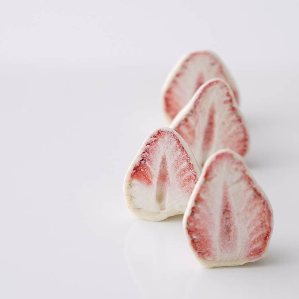 Cake.jpのインスタグラム：「恋するいちごプレミアム15個入🍓  栃木県産とちおとめを100％使用した、苺が主役のお菓子！  一番おいしい旬の時期である1～3月上旬に収穫された2Lサイズのみを使用しています♪  上品な甘酸っぱさが特徴のとちおとめをフリーズドライし、サクッとした食感のいちごをチョコレートでコーティングしました。コーティングチョコは、ホワイトとストロベリーの2種類！  一口めのサクッとした食感の後、かみしめるごとにチョコと混ざり合いながら、いちごの甘酸っぱい風味がじんわりと広がります✨  ぜひご賞味ください🍓 ＝＝＝＝＝＝＝＝＝＝＝ この投稿をtap→商品を見る、又はプロフィールのショップを見るからご購入頂けます🧁 ＊＊＊＊＊＊＊＊＊＊＊＊＊＊＊＊＊＊＊＊＊＊＊＊＊＊ ⁠ ⁠⁠⁠⁠⁠⁠⁠⁠⁠⁠⁠⁠⁠⁠⁠⁠Cake.jpでは、皆さんからシェアされた⁣⠀⁠⁠⁠⁠⁠⁠⁠ ⁠ 素敵なお祝いのコンテストをおこなっています⁠🙌⁠ ⁠ ⁠⁠⁠ ⁠ 👇フォトジェアニバーサリー参加方法👇⁠ ⁠ ⁠⁠  Cake.jpのケーキでのお祝いの様子を⁣⠀⁠⁠⁠⁠⁠⁠⁠⁠ ⁠ @iiicakejp #フォトジェアニバーサリー で タグ付けしてシェアするだけ🌈  ご参加を心よりお待ちしております💡 ⁠ ※当アカウントと同様のなりすましアカウントが報告されています。当社とは関係がございませんのでご注意くださいませ※ ＊＊＊＊＊＊＊＊＊＊＊＊＊＊＊＊＊＊＊＊＊＊＊＊＊＊  #美味しいもの好きな人と繋がりたい#おうちスイーツ#お取り寄せスイーツ #お家パーティー#お取り寄せグルメ#甘党#素敵なお祝い#スイーツ好きな人と繋がりたい#食べるの好きな人と繋がりたい#お土産#手土産スイーツ#スイーツ好き#スイーツ部#プレゼント#サプライズ#お菓子#いつもありがとう#かわいいスイーツ#オシャレなスイーツ#おうちカフェ#ご褒美#ご褒美スイーツ#フルーツ#とちおとめ#いちごスイーツ#チョコ#チョコレート#いちご」