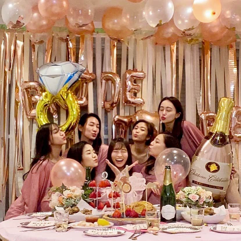 のインスタグラム：「お友達の結婚祝いをみんなでしました👼✨✨  みんな中学からずっと一緒で、大人になっても仲良しで、本当楽しいメンバーです💕  今大変な時期だけど、おうちでお祝い出来て良かった🥺🥺❣️  本当におめでとう💕💕  love uu  #青学ファミリー #みんな友達14年目🥺  #結婚おめでとうう #loveなぎちゃん」