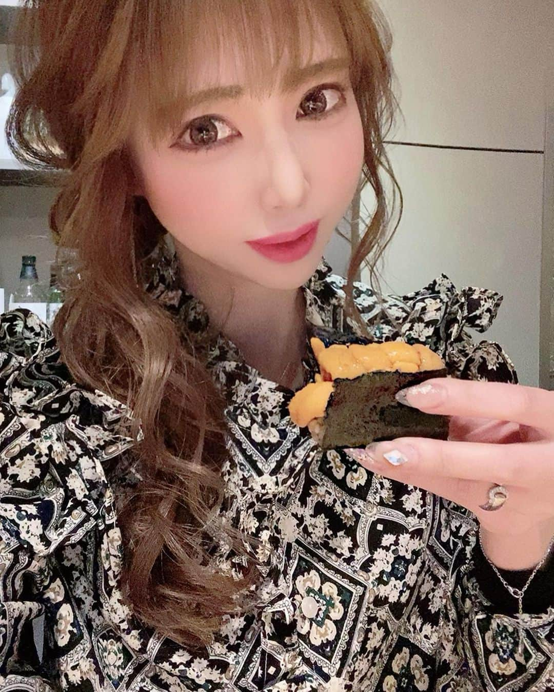 北山美奈さんのインスタグラム写真 - (北山美奈Instagram)「毎日でも良いくらいお寿司🍣大好き🤤 サーモン好きなので、マス美味かった😍 ウニと漬けマグロも〜クジラ🐋の汁物も 白子とシャコはお客様に食べて貰った🤫  そんな二月はなんだが充実させてもらい感謝でしたぁ😳😳 来る三月予定白紙すぎる。皆様構いにきてください😺  #すすきの#すすきのグルメ #sushi #鮨好きな人と繋がりたい#寿司好きな人と繋がりたい #感謝#ご馳走様でした #みなログ #札幌寿司  #ホステス#きゃば嬢」3月1日 16時05分 - rin_minakitayama