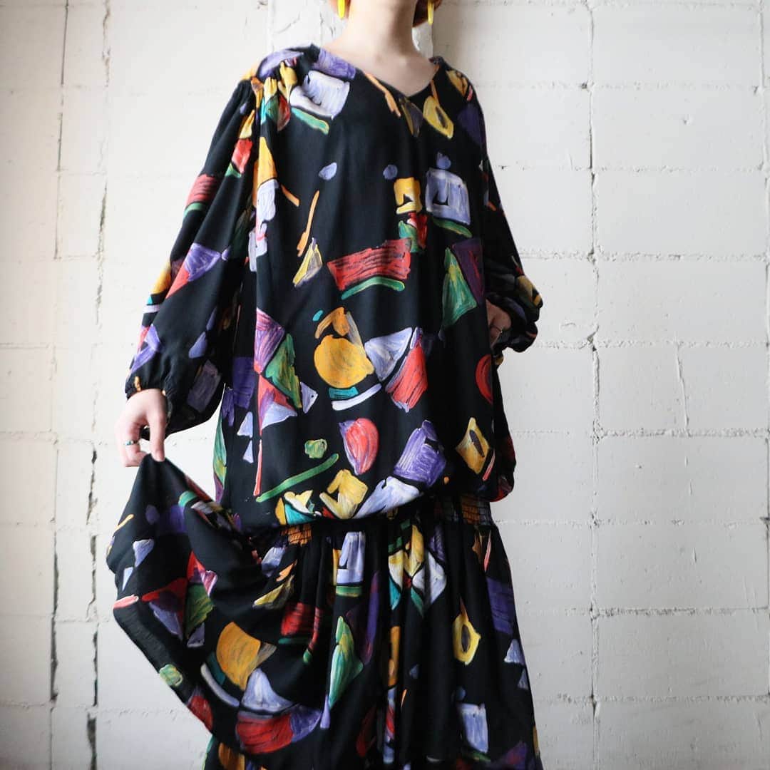 吉祥寺 古着屋 Orfeoのインスタグラム：「. Pattern Tiered Skirt Dress  #orfeo #kichijoji #tokyo #vintage #used #fashion #coordinate #outfit . . .  お問い合わせはインスタグラムのプロフィール掲載のメールアドレスにお願いいたします。コメント、DMでのお問い合わせは受け付けておりませんのでご了承ください。 ONLINE SHOPの商品も店頭にてご購入頂けます。気になる商品がございましたらスタッフにお声掛けください。 . 新型コロナウィルス感染症予防対策を徹底して営業しております。 ご来店の際はマスク着用、手指消毒にご協力ください。」
