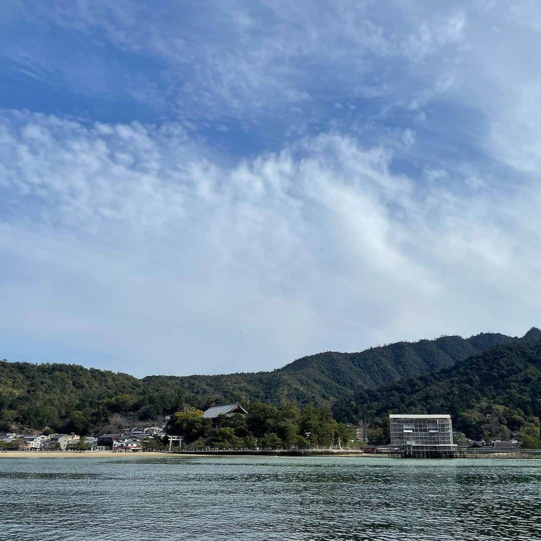 シーサーさんのインスタグラム写真 - (シーサーInstagram)「・ ・ 広島県は宮島にある 国内初のいかだ型 海上レストラン HANAIKADA  吹き語りで呼んでもらいました🎺  厳島神社までご飯食べながら、いかだクルーズでのんびり。  有名な大鳥居は補修工事中だったけれど、 天気も良すぎたしサイコウすぎ。  海の上を移動しながら吹くのは初めてで これまた気持ちいいがすぎる◎  コロナの状況見つつ、イベントをしたり、 貸し切りしたりもしているみたいなので、 広島に来る時はぜひ！  HANAIKADAのみなさん ありがとうございました！ ピス！  #hanaikada #花いかだ #海上レストラン #広島県 #宮島  #深呼吸大事ね #吹き語り  #全国津々浦々ツアーしたいな」3月1日 16時15分 - __seasir__