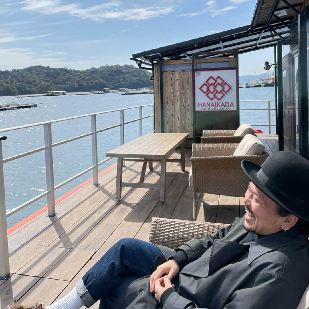 シーサーのインスタグラム：「・ ・ 広島県は宮島にある 国内初のいかだ型 海上レストラン HANAIKADA  吹き語りで呼んでもらいました🎺  厳島神社までご飯食べながら、いかだクルーズでのんびり。  有名な大鳥居は補修工事中だったけれど、 天気も良すぎたしサイコウすぎ。  海の上を移動しながら吹くのは初めてで これまた気持ちいいがすぎる◎  コロナの状況見つつ、イベントをしたり、 貸し切りしたりもしているみたいなので、 広島に来る時はぜひ！  HANAIKADAのみなさん ありがとうございました！ ピス！  #hanaikada #花いかだ #海上レストラン #広島県 #宮島  #深呼吸大事ね #吹き語り  #全国津々浦々ツアーしたいな」