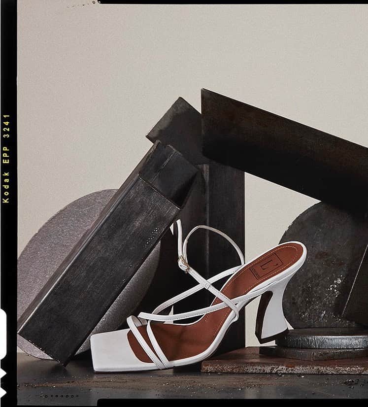 ロートルショーズのインスタグラム：「#LautreChose #SS21 white sandal on @marieclaireitalia  Styling @forhaus  Photo @nicola_galli.studio    #LautreEditorials」