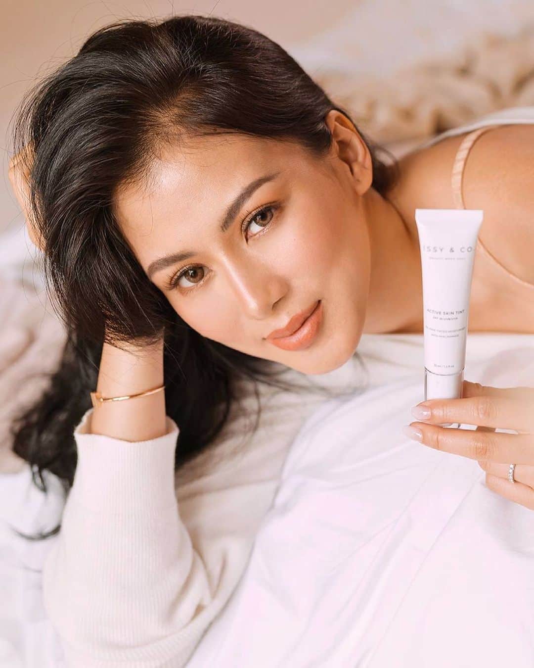 Alex Gonzagaさんのインスタグラム写真 - (Alex GonzagaInstagram)「SKIN ON THE GO! The second skin you never knew you needed. The active skin tint and loose powder good for all skin color. Now available in Lazada and our Skin collection is FREE SHIPPING now! 🤎 @issyandcompany #BeautyMadeIssy」3月1日 16時25分 - cathygonzaga