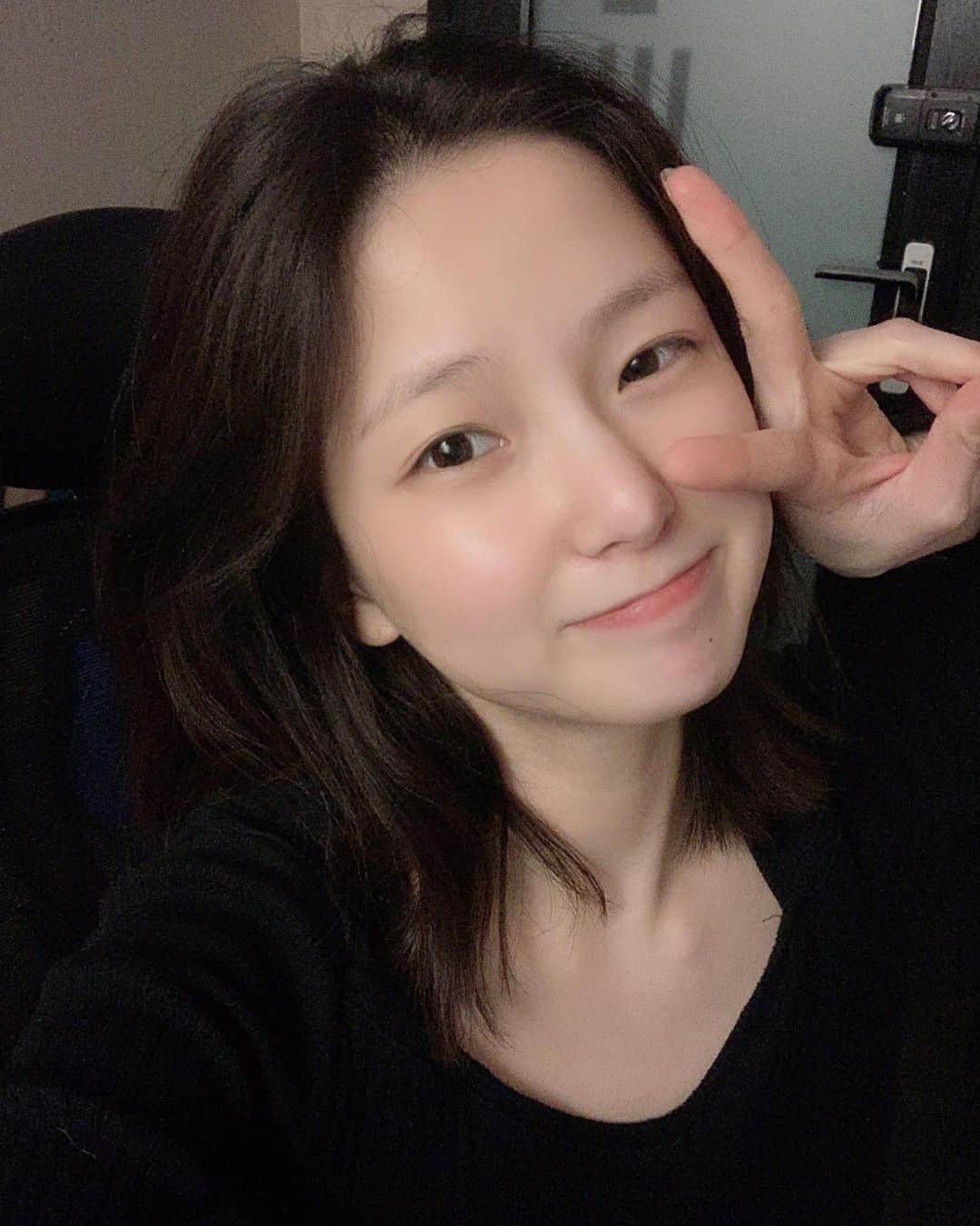 チェ・ユジンのインスタグラム：「03.01 큐브 들어온지 딱 10년 된날🥳  오늘두 연습실에...💪」