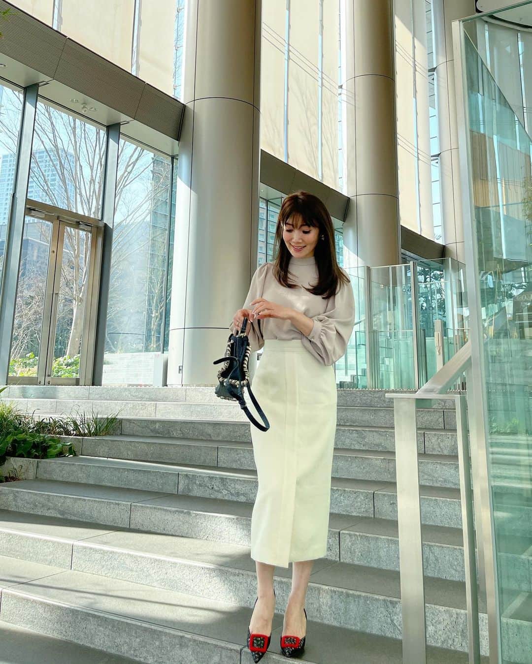 吉田美紀さんのインスタグラム写真 - (吉田美紀Instagram)「・ ・ 暖かい月曜日･:*+. 冬のアウターを片付けたいような… まだ必要かな。 ・ たっぽりとしたお袖が可愛いブラウス。 ヒップラインをカバーできる着丈がポイントの一枚！ スカート合わせだとスッキリと。 また雰囲気を変えて楽しめます♡ ・ こちらは人気のライトグレージュです。 ・ tops→#lialapg  skirt→#unitedarrows  bag→#fendi pumps→#manoloblahnik  ・ #coordinate #outfit #ootd #look #style #fashion #wardrobe #instagood #instafashion #コーディネート #ファッション #ママコーデ #ママコーディネート #ママファッション」3月1日 16時28分 - miki__yoshida