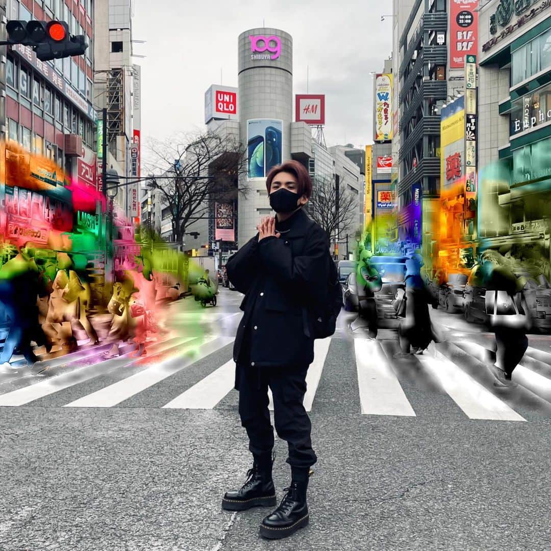 のインスタグラム：「HELLO FROM SHIBUYA 2021!!!🙂🌈✨  #みんな久しぶり #引きこもりすぎてて渋谷の人の多さにビビった #はやくマスクとりたいね」