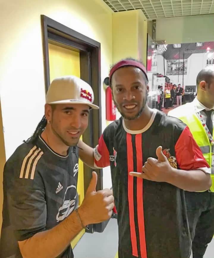 ショーン・ガルニエのインスタグラム：「Part 2 - In an other galaxy ✨🤣🤣 #Football #SeanGarnier #Urbanballer @iamshahzad10」