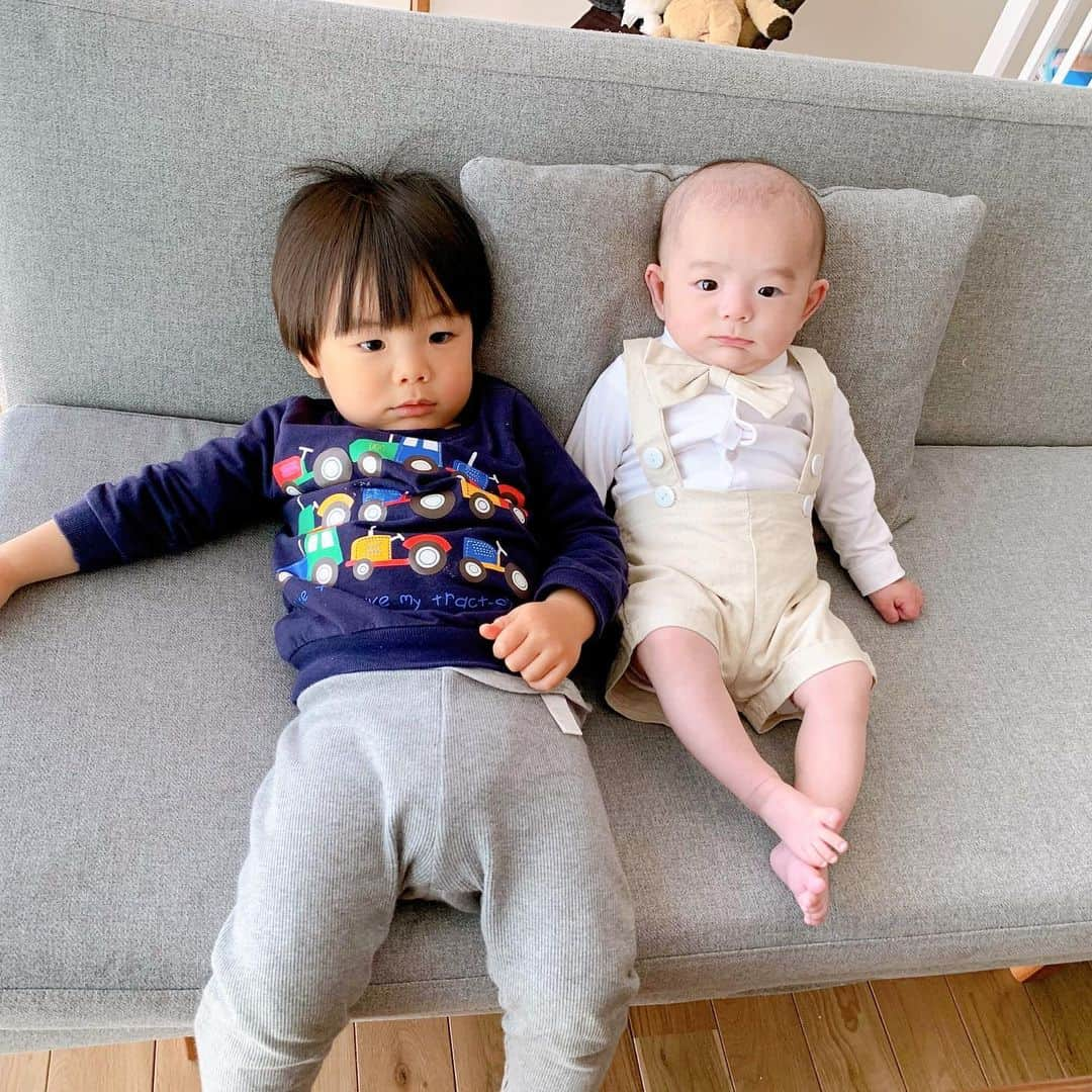 永峰絵里加さんのインスタグラム写真 - (永峰絵里加Instagram)「Now and then👶🏻🎀#brothers  ・ せっかくだから次男には長男の時と同じお洋服を着せてみました。 そういえば長男のお食い初めは終始不機嫌で、泣いてる写真とへの字口の写真しか撮れなかったなぁ😂←2枚目 ・ ・ 次男が生まれた時、双子かい？ってくらいに顔がそっくりだったのが、気づけば少しずつ違いが出てきているしお肉の付き方も性格も既に全然違う感じ。  私には兄弟がいないから漠然としたイメージや憧れしかなかったけれど、兄弟って面白い‼︎と思いながら子育てをしています☺️ ・ ・ ・ ・ ・ #これからが楽しみ #年子兄弟 #ブラザーズ #ちょこん #真顔 #どちらも大好き」3月1日 16時37分 - erikalmaz