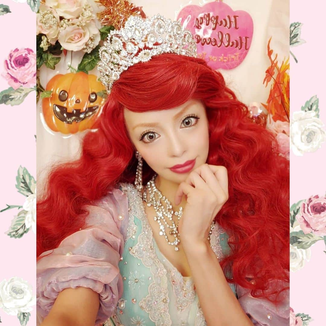 白咲姫香さんのインスタグラム写真 - (白咲姫香Instagram)「配信でアリエル仮想してみんなとHalloween partyした時の♥️  年パス持ってたから好きな時にPrincessに会いに行けたのに1年会いに行けないのは流石にキツイ😭💕(泣) Princess&Prince、ダッフィーちゃん、ミキミニに会いたいのが抑えきれないのが限界にきた今日この頃😭💕  ♡Twitter♡→ https://twitter.com/himekashirosaki  ♡Instagram(姫ロメ夫婦垢)♡→　https://www.instagram.com/himeka_shirosaki  ♡YouTube♡→ https://www.youtube.com/channel/UCuFuDtmK82iOu7fypdRqrDw  ♡TikTok♡→ https://www.tiktok.com/@himeka_shirosaki  ． ．  . #姫ロメ#夫婦#夫婦モデル#Barbie #princess #バービー #ディズニー #Disney #ariel #elegant  #エリック #バビー#アリエル #薔薇 #コスプレ #小悪魔ageha  #ドレス #Hair #Disney #ヘアー#make#カップル #ミッキー #Japanese#Barbie #プリンセス #ミキミニ #duffy #ダッフィー」3月1日 16時38分 - himeka_shirosaki