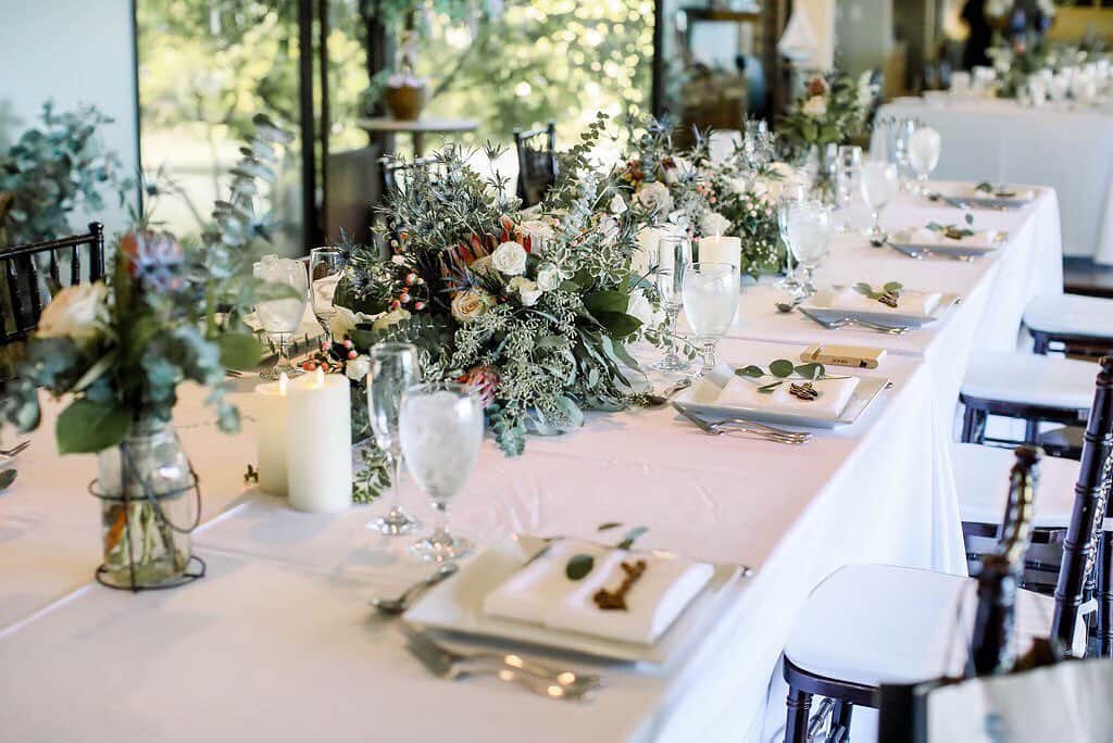ハワイ挙式のCheersWedding チアーズウェディングのインスタグラム：「ハワイウェディングなら @cheers_wedding﻿ ﻿ まるで映画のワンシーンのようなCELEBRITY WEDDING﻿ ﻿ 親愛なるご家族・ご友人と共に過ごす“誓いの一日”を、﻿ より至福でドラマティックな時間にしていただけるように。﻿ ﻿ 映画の１シーンのような１日が叶う、あなただけの“IT DAY”をご提案致します。﻿ ﻿ 【Cheers Weddingのウェディング】﻿ ﻿ ▫︎会場は邸宅・教会・ホテルなど20カ所以上﻿ ▫︎選べるドレスショップは8社以上 (人気のプロのビアスやオーセンティックを含む)﻿ ▫︎挙式当日は専属コーディネーターがフルアテンド﻿ ▫︎日本人ヘアメイクアーティストによるヘアメイク﻿ ▫︎現地での入念なリハーサルメイク﻿ ▫︎経験豊富で多彩なカメラマン﻿ ▫︎プランナーは現地在住経験・現地アテンド経験有り﻿ ▫︎日本とハワイにサロンを完備しスタッフがフルサポート﻿ ﻿ ※ チアーズウェディングが取り扱う会場は、リーガルチェックを行い正しいやり方でご案内しています。﻿ ﻿ ***********************﻿ ﻿ 【お問合せ】﻿ https://www.cheerswedding.jp﻿ ☎︎0120-128-828﻿ 平日11:00〜19:00／土日祝10:00〜19:00.﻿ ﻿ ▼ウェディングパーク海外﻿ チアーズウェディングで検索﻿ https://foreign.weddingpark.net/agentlist/100063/﻿ ﻿ ﻿ #チアーズウエディング﻿ #ハワイウェディング ﻿ #海外ウェディング﻿ #リゾートウェディング﻿ #ガーデンウェディング﻿ #海外挙式﻿ #ハワイ挙式﻿ #ハワイ婚﻿ #新婚旅行﻿ #ハワイ旅行﻿ #cheerswedding﻿ #hawaiiwedding﻿ #ハワイハネムーン﻿ #ハワイウェディングプロデュース﻿ #日本中のプレ花嫁さんと繋がりたい﻿ #プレ花嫁﻿ #結婚式 ﻿ #花嫁準備﻿ #ブライダル﻿ #hawaiistagram﻿ #ハワイ情報 ﻿ #オアフ島﻿ #結婚式場探し﻿ #邸宅ウェディング﻿ #ハレプナカイ﻿ #halepunakai ﻿ #オリジナルウェディング﻿ #アフターパーティー ﻿ #花嫁応援キャンペーン﻿」