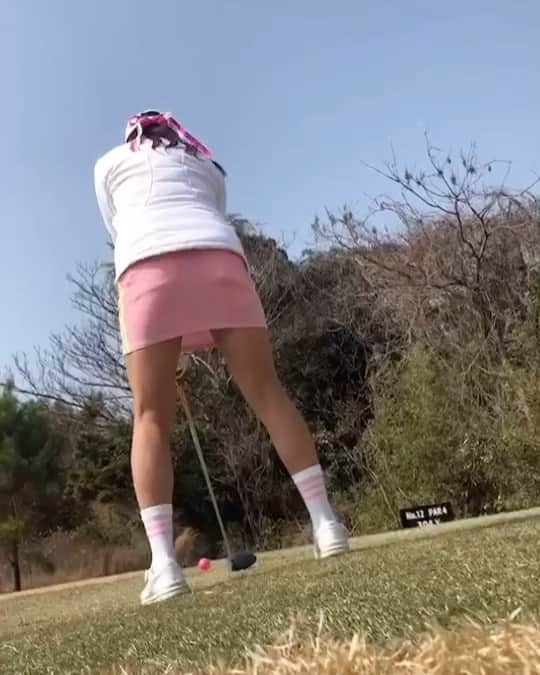 あみおかのインスタグラム：「. . . 最近は割と真っ直ぐ 飛ぶようになって 嬉しい〜🥰💭  苦手だった7Iも少し 当たるようになってきたなー。 小さな成長🏌🏻‍♀️💭笑 当たるとやっぱり楽しいなぁ😆  しかしなかなかベスト更新ならず、、、 . . . #ゴルフ #ゴルフ女子 #女子ゴルファー #ゴルフスイング #スイング動画  #ゴルフウェア #ゴルフファッション #ゴルフコーデ #ゴルフ女子モデル  #ケツスタグラム」