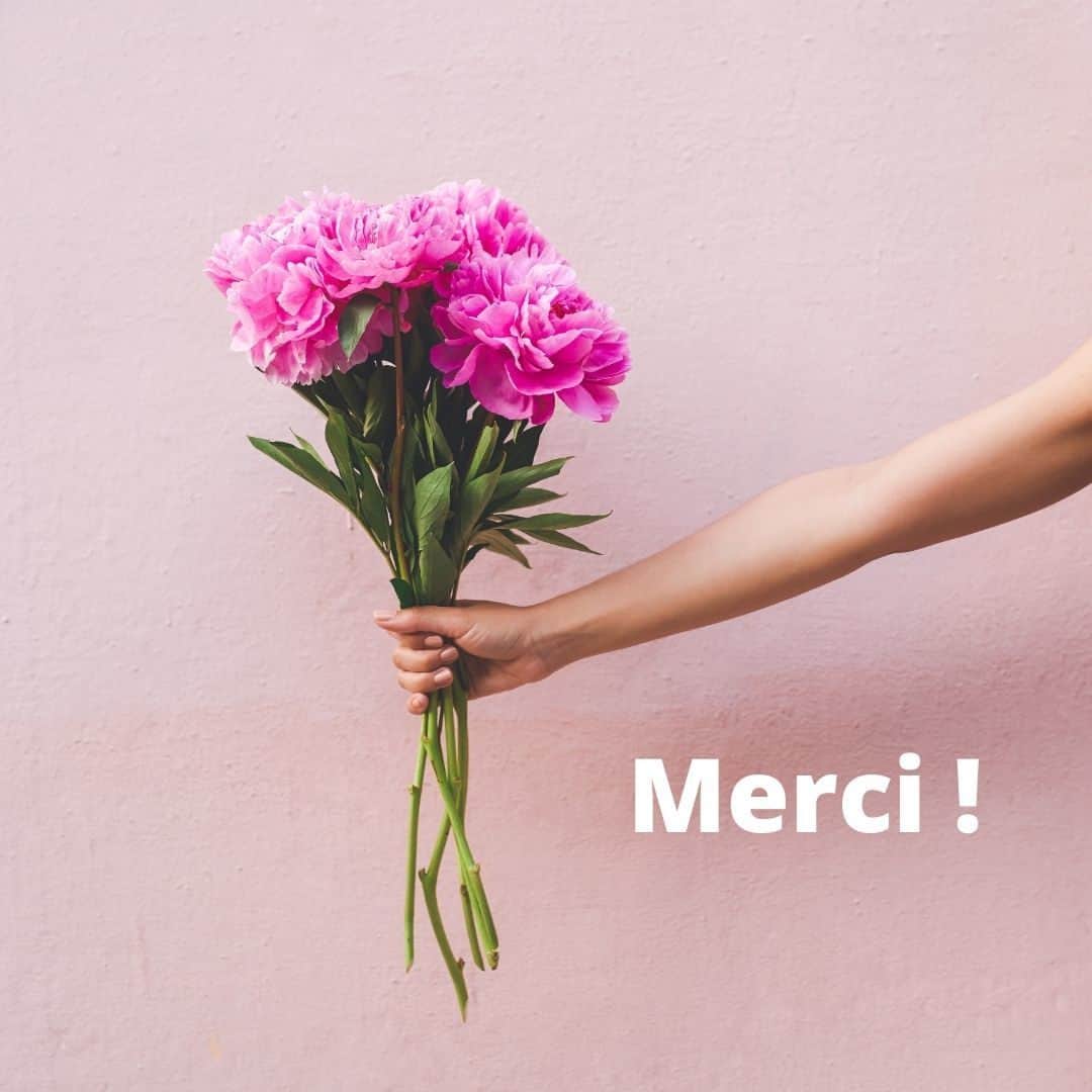 Melvita Officialのインスタグラム：「C’est la journée mondiale du compliment !  Et si vous en profitiez pour complimenter en commentaire un de vos proches ☺️  Pour vous c’est 1 minute de réflexion, pour lui c’est 1 journée remplie de joie grâce à votre compliment 💕  Allez on commence : vous êtes formidables 😘 Merci pour votre soutien et votre fidélité ! ❤ #Melvita #journéeducompliment #smile #compliment #joie」