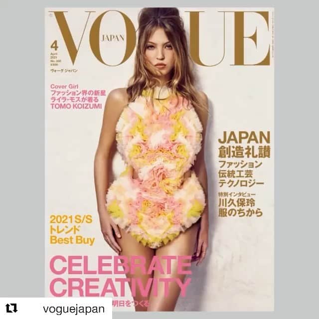 のインスタグラム：「@voguejapan April issue 🇯🇵 on sale now 💖💖💖 本日発売、『VOGUE JAPAN』4月号！カバーガールに抜擢されたのは、ケイト・モスの愛娘、ライラ・モス。トモ・コイズミとエミリオ・プッチがコラボレートしたミニドレスを纏い、フレッシュな魅力を発揮した。本号は昨年9月の「HOPE」号に続き、世界全27エディションの『VOGUE』が再結集し、「クリエイティビティ」特集を展開する。さまざまな方向性から日本のクリエイティビティと向き合い、ファッション、ライフスタイルのニュータレントや話題をカバーする。さらに、コムデギャルソンの川久保玲に特別インタビューを敢行。日本の創造性をセレブレートした4月号をぜひチェックして💕 #repost @voguejapan voguejapan #voguejapanaprilissue」