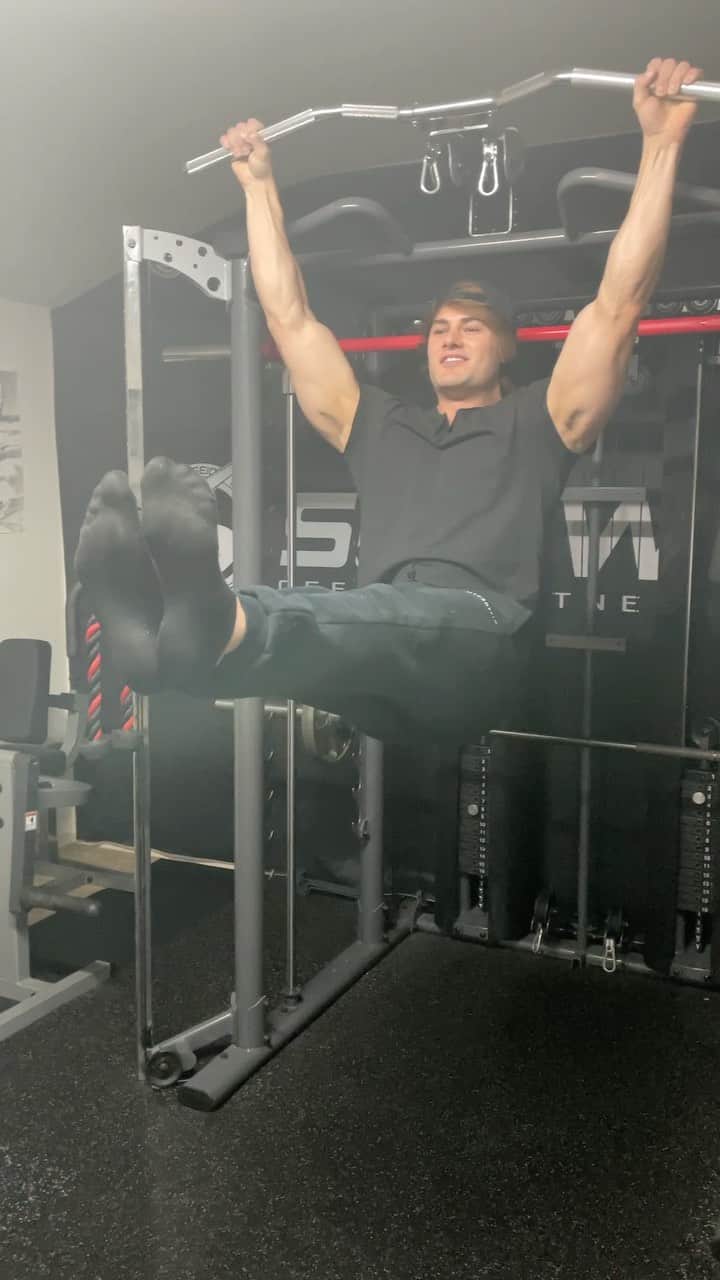 Jeff Seidのインスタグラム：「I am looking for whoever can hold a hanging leg raise the longest! Post a video of you doing this with #refuelyourambition and the longest leg raise submission will win 2 free boxes of protein chips. You have 7 days to submit your entry! Can you beat my time of 40 seconds? @myproteinus #refuelyourambition」