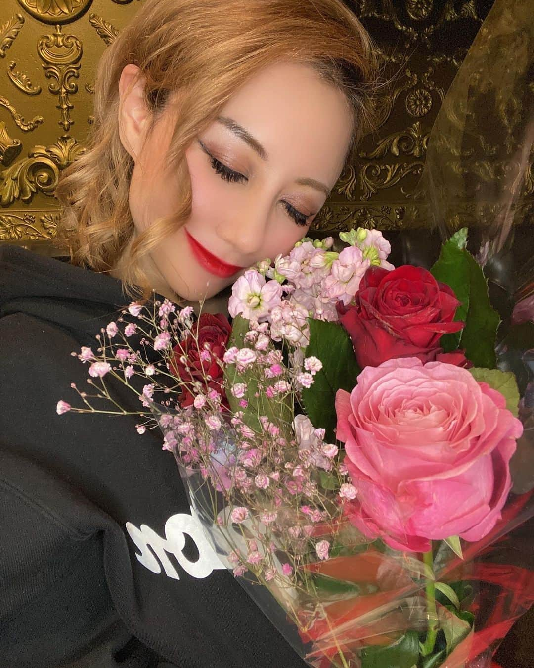 Rilyさんのインスタグラム写真 - (RilyInstagram)「お誕生日の1番最初にプレゼントは タッキーからのお花💐でした☺️ 当日渡せないからって4日前に頂いて もう誕生日くるのかー😳って実感しました笑 素敵なお花ありがとう🌹 ． ． ． バーレスク東京#スーパーバーレスク #burlesquetokyo#burlesque#show #showgirl#showtime#dance #pole#poledance#poledancer  #エンタメ活動を止めない #誰かの夢になって生きていく #japan#japanesegirl#tatoo#tatoogirl #水瓶座の時代へ#2020.2.10 #flowers#🌹#💐」3月1日 16時58分 - rily_burlesque