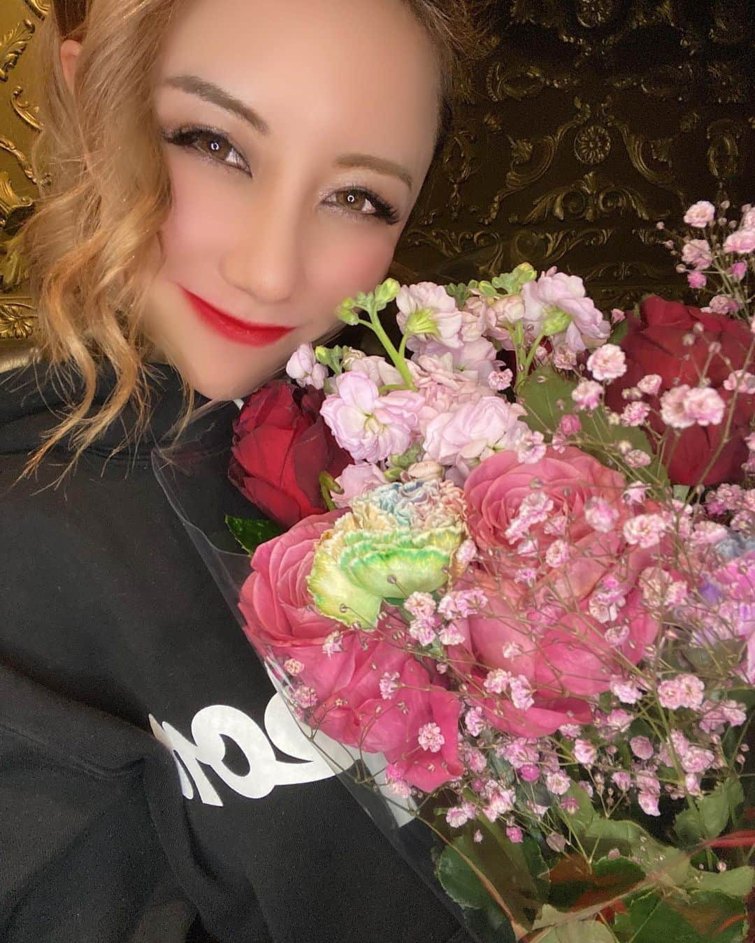 Rilyさんのインスタグラム写真 - (RilyInstagram)「お誕生日の1番最初にプレゼントは タッキーからのお花💐でした☺️ 当日渡せないからって4日前に頂いて もう誕生日くるのかー😳って実感しました笑 素敵なお花ありがとう🌹 ． ． ． バーレスク東京#スーパーバーレスク #burlesquetokyo#burlesque#show #showgirl#showtime#dance #pole#poledance#poledancer  #エンタメ活動を止めない #誰かの夢になって生きていく #japan#japanesegirl#tatoo#tatoogirl #水瓶座の時代へ#2020.2.10 #flowers#🌹#💐」3月1日 16時58分 - rily_burlesque