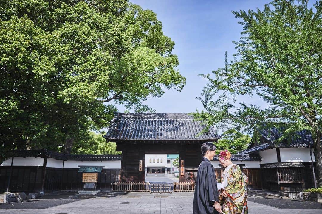 のインスタグラム：「🌱 『名古屋で和婚と言えば徳川園』 尾張徳川家300年以上の歴史と伝統 四季折々の花木が咲き誇る日本庭園が おふたりの大切な1日をおもてなし致します ・ 他のお写真は下記アカウントより  @tokugawaen_wedding_location ▶︎徳川園ロケーションaccount  @tokugawaen_wedding_wastyle ▶︎和装スタイルaccount  @tokugawaen_wedding_report ▶︎ウエディングレポートaccount  ****************** ウエディングのお問い合わせは プロフィール欄のURL公式HPからどうぞ🎵 Heritage Bridal Collection ガーデンレストラン徳川園 http://www.heritage.jp/tokugawaen/ ☎︎0120-677-875」