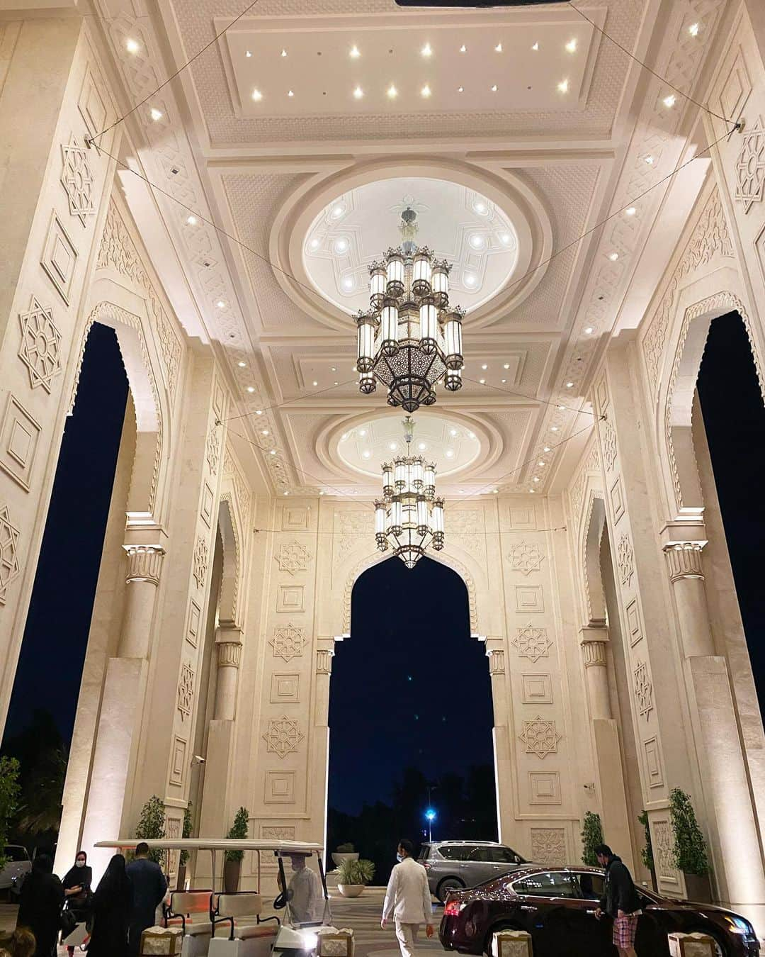 Rieさんのインスタグラム写真 - (RieInstagram)「【Woldorf Astoria Ral Al  Khaimah】  Ras Al Khaimah滞在2日目の夜は宿泊先のRitzのすぐ隣の  Woldorf にある日本食レストラン Umiへ  宿泊先のRiz までWoldorfのスタッフがカートでお迎えに来てくれました  Woldorfには家族で5〜6年前に泊まりに来た事があって  色々懐かしい思い出が巡りました  Ras al Khaimah(Rak)在住の日本人は現在7名しかいないそうなんですが (もうすぐ知り合いが住人になるので9名になりそうです)  Umiには素敵な日本人シェフが2名もいらっしゃいまして、  色々お話しできたのですが  日本人が少ない海外の土地で  ご活躍されてる日本人に会うと嬉しくなりますね😆  Rakの王族も頻繁にUmiには行かれてるようで  Umiは地元でも人気の日本料理店です  ドバイに旅行に来た際は  車で1時間ちょっとドライブして  砂漠と海が楽しめるRakの  ホテルに滞在するのもなかなか良いですよ  #rasalkhaimah  #woldorfastoriarasalkhaimah  #luxuryhotel  #umirestaurant #ウォルドルフアストリア  #リゾートホテル #週末旅 #リトリート #家族旅行 #プチ旅行 #リゾート #ドバイ #ドバイ旅行 #ドバイ観光 #ドバイ生活  #ドバイ在住 #海外暮らし #海外旅行 #海外旅行好きな人と繋がりたい  #タビジョ #middleeast  #dubailife #visitrak #instagrammable #photooftheday」3月1日 17時01分 - rie_dubai