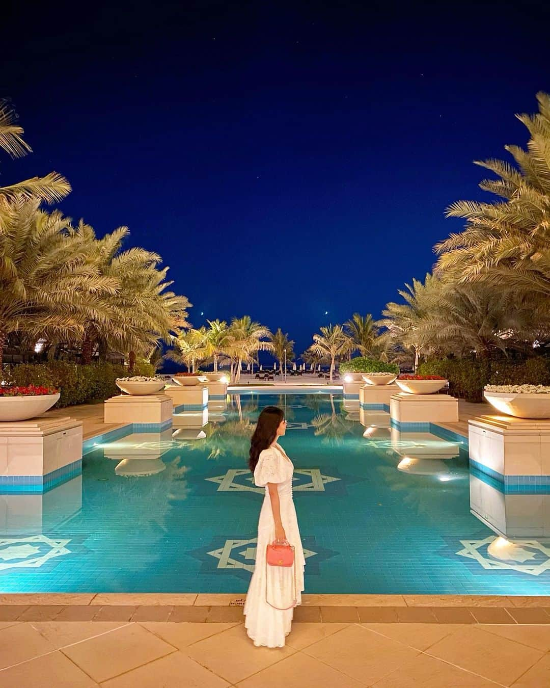 Rieのインスタグラム：「【Woldorf Astoria Ral Al  Khaimah】  Ras Al Khaimah滞在2日目の夜は宿泊先のRitzのすぐ隣の  Woldorf にある日本食レストラン Umiへ  宿泊先のRiz までWoldorfのスタッフがカートでお迎えに来てくれました  Woldorfには家族で5〜6年前に泊まりに来た事があって  色々懐かしい思い出が巡りました  Ras al Khaimah(Rak)在住の日本人は現在7名しかいないそうなんですが (もうすぐ知り合いが住人になるので9名になりそうです)  Umiには素敵な日本人シェフが2名もいらっしゃいまして、  色々お話しできたのですが  日本人が少ない海外の土地で  ご活躍されてる日本人に会うと嬉しくなりますね😆  Rakの王族も頻繁にUmiには行かれてるようで  Umiは地元でも人気の日本料理店です  ドバイに旅行に来た際は  車で1時間ちょっとドライブして  砂漠と海が楽しめるRakの  ホテルに滞在するのもなかなか良いですよ  #rasalkhaimah  #woldorfastoriarasalkhaimah  #luxuryhotel  #umirestaurant #ウォルドルフアストリア  #リゾートホテル #週末旅 #リトリート #家族旅行 #プチ旅行 #リゾート #ドバイ #ドバイ旅行 #ドバイ観光 #ドバイ生活  #ドバイ在住 #海外暮らし #海外旅行 #海外旅行好きな人と繋がりたい  #タビジョ #middleeast  #dubailife #visitrak #instagrammable #photooftheday」