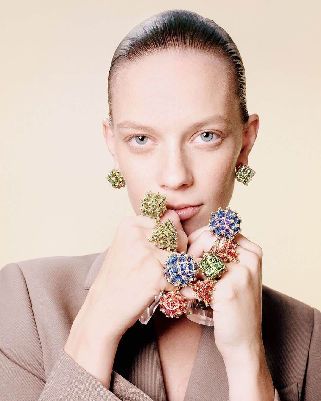 SWAROVSKIさんのインスタグラム写真 - (SWAROVSKIInstagram)「Magic at your fingertips. Intricate, complex and artful, geometric designs from the #SwarovskiCuriosa family push crystal craftsmanship to a new realm.  . Model: @lexiboling Photographer: @MikaelJansson Creative Director: @GiovannaEngelbert  . #Swarovski #SwarovskiCollectionI #SwarovskiJewelry」3月1日 17時02分 - swarovski