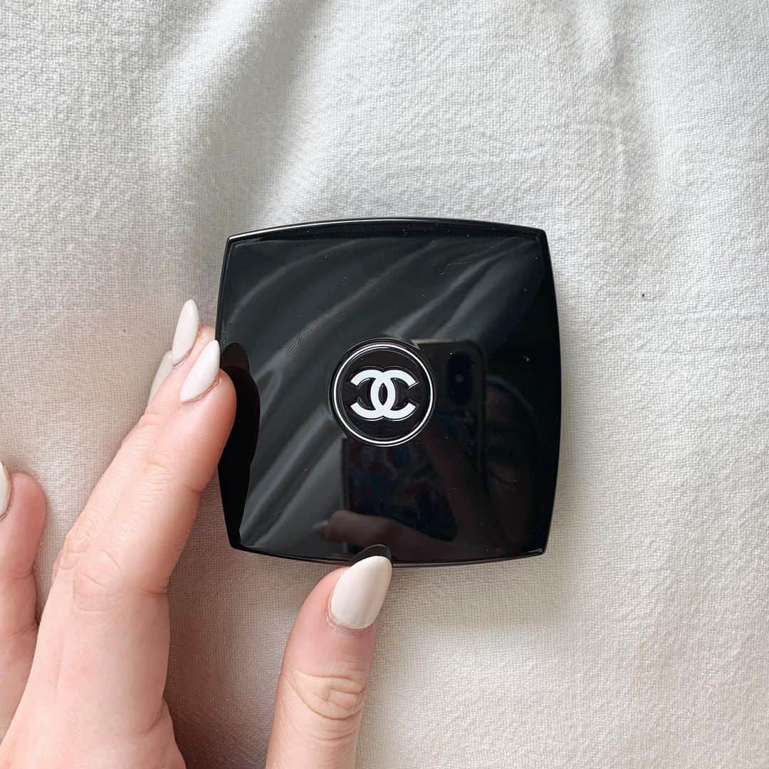 のインスタグラム：「. CHANEL  私のモチベーション🤍 仏文に入った理由もこれ  #お気に入り #お気に入りコスメ #お気に入り紹介 #アイシャドウ #シャネルコスメ #シャネル #フランス #仏文 #モチベーション #モチベーションup」