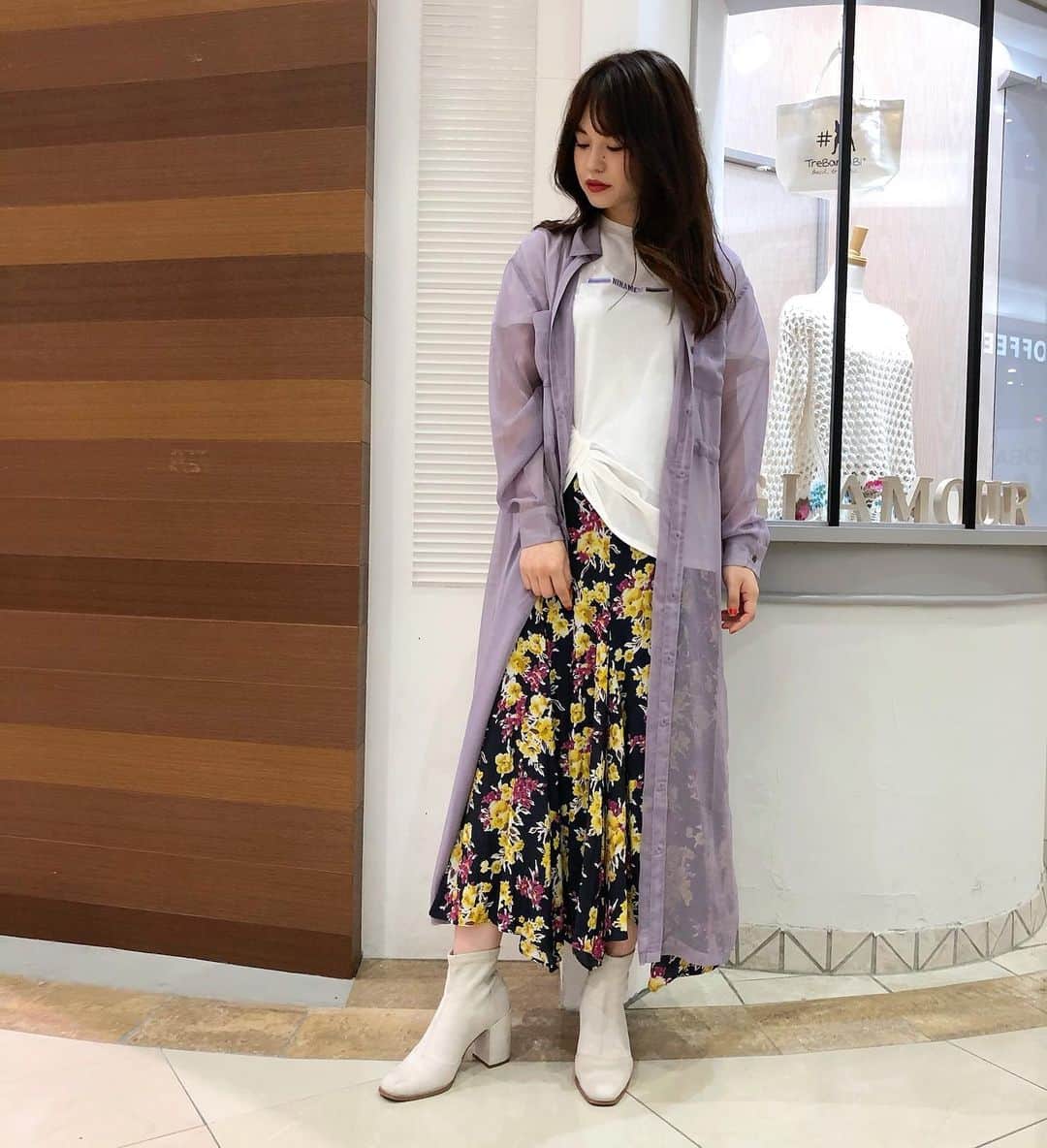 新谷美奈のインスタグラム：「.﻿ ﻿ ひねらずワンピースとして。﻿ アウターに見立ててカジュアルに。﻿ フレキシブルに立ち回れる﻿ ロング丈のシャツは一枚あると便利💜﻿ ﻿ ハリのある素材より﻿ とろんと落ちる素材が断然女っぽいし﻿ 華奢見えします☺️﻿ ﻿ Nina mew﻿ one-piece ¥27,000+tax﻿ T-shirt ¥9,000+tax﻿ skirt ¥42,000+tax﻿ ﻿ @ninamew_official#Ninamew#ニーナミュウ#セレクトショップ#selectshop」