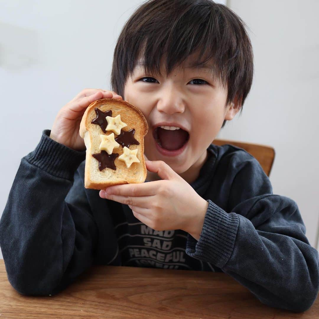 宇佐美彩のインスタグラム：「久しぶりに自分で焼いたミニ食パンを少しアレンジしておやつ🤤♡ . ブルボンかんたんクッキング『スライス生チョコレート( @bourbon_jp)』を使ってみました🍫 . 息子と一緒に型抜きをして、パンに乗せてチョコバナナトースト🍞 . 手軽でかわいい美味しい☺️ . わたしもカフェラテで一息☕️♡ . . #PR #スライス生チョコレート」