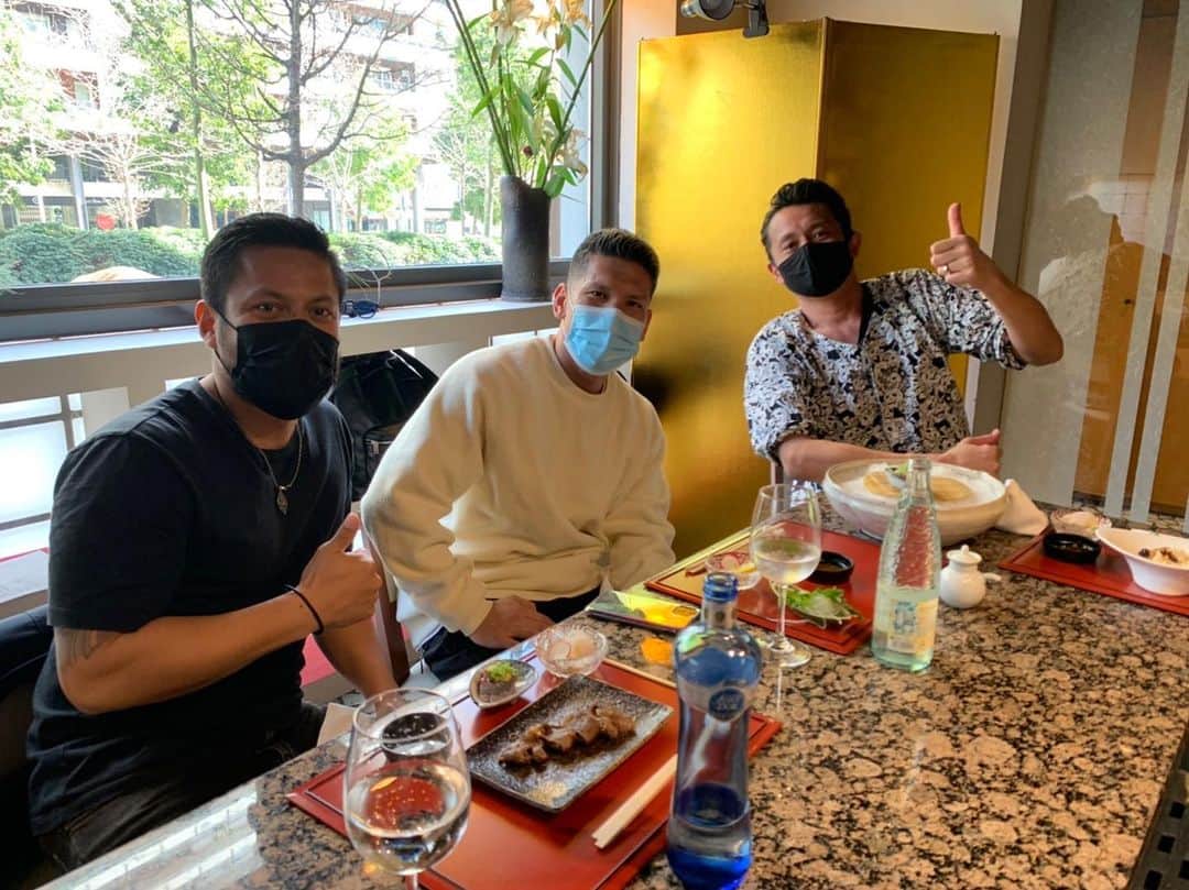 石塚啓次のインスタグラム：「薫選手貴重な時間とエエ話ありがとうございました！ フリオご馳走様でした！ @kaoru.99  @julio05290403   #宵宵祇園  #yoiyoigion  #ブエナビスタデポルテ #buenavistadeporte #バルセロナ」