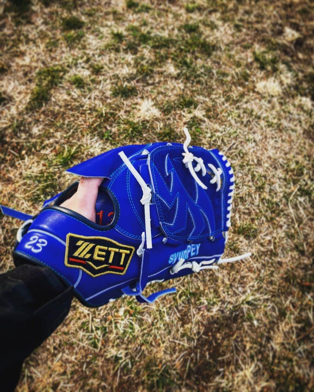 荒木駿平のインスタグラム：「. 小学校？以来のバッティングしてきました⚾️ 全然打てなかったけど楽しかったー^ ^ 手がファカファカなってるのが気持ち悪いけど笑  そしてこのグローブはそうさんがオーダーメイドで作ってくれた世界に一つだけのマイグローブ✨ 名前と誕生日の刺繍を入れていただきました🤩 どんどん使い込んでいきますっ！！！ . #そうさんに連れて行ってもらいました #実はそうさんのインスタ見てて憧れてました笑 #キャッチボールめちゃくちゃ楽しかったです #とにかく気持ちよかった #またお願いします🙏」