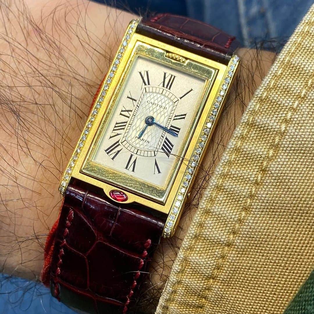 WATCHMANIAのインスタグラム：「Cartier Basculante in yellow gold. Pardon the hair 🥲  #chasingcartier #cartier #cartierwatch #cartierwatches #cartierbasculante #basculante #vintagecartier #watchmania」