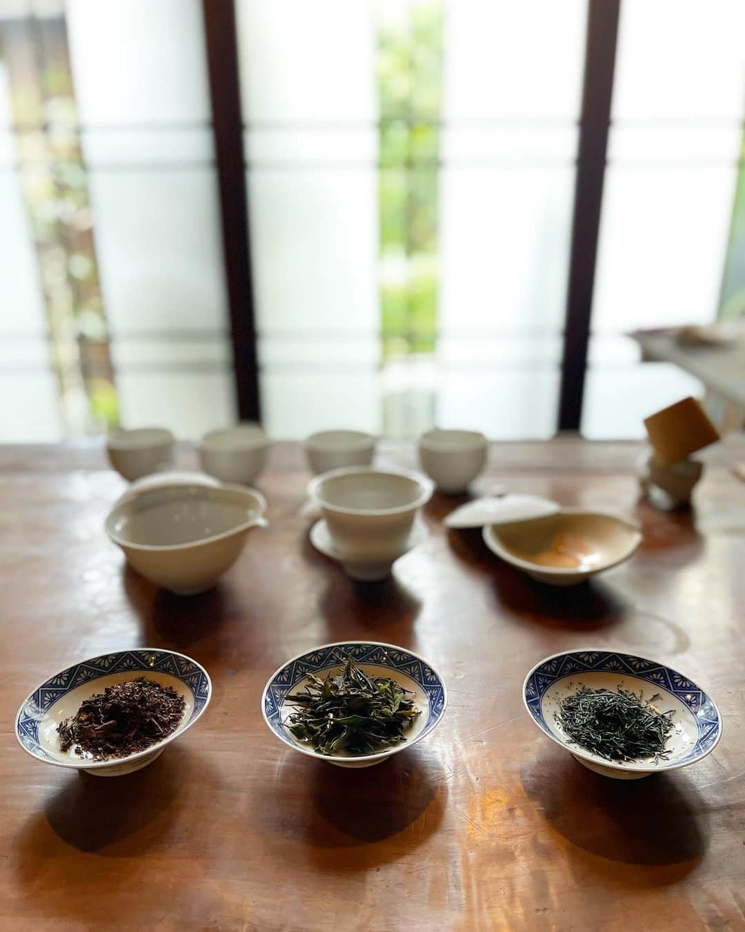 平山美春さんのインスタグラム写真 - (平山美春Instagram)「I found lovely Japanese tea salon in Kyoto✨🍵How amazing!!! 京都で素敵なお茶のサロンを見つけました🍵✨友人にご紹介いただき、3種類のお茶を飲み比べして、あっという間に時間が過ぎていてびっくり！ . 香りの強いもの、味の強いもの、真ん中あたりのもの、を試して飲んだり、姉がオーダーしたスイーツはほうじ茶ラテをかけて食べたり✨とっても楽しい体験でした🌼 また行こっと🥰 . #kyoto #kyotojapan  #kyotocafe #cafe #tea  #京都カフェ #カフェ」3月1日 17時26分 - miharuhirayama