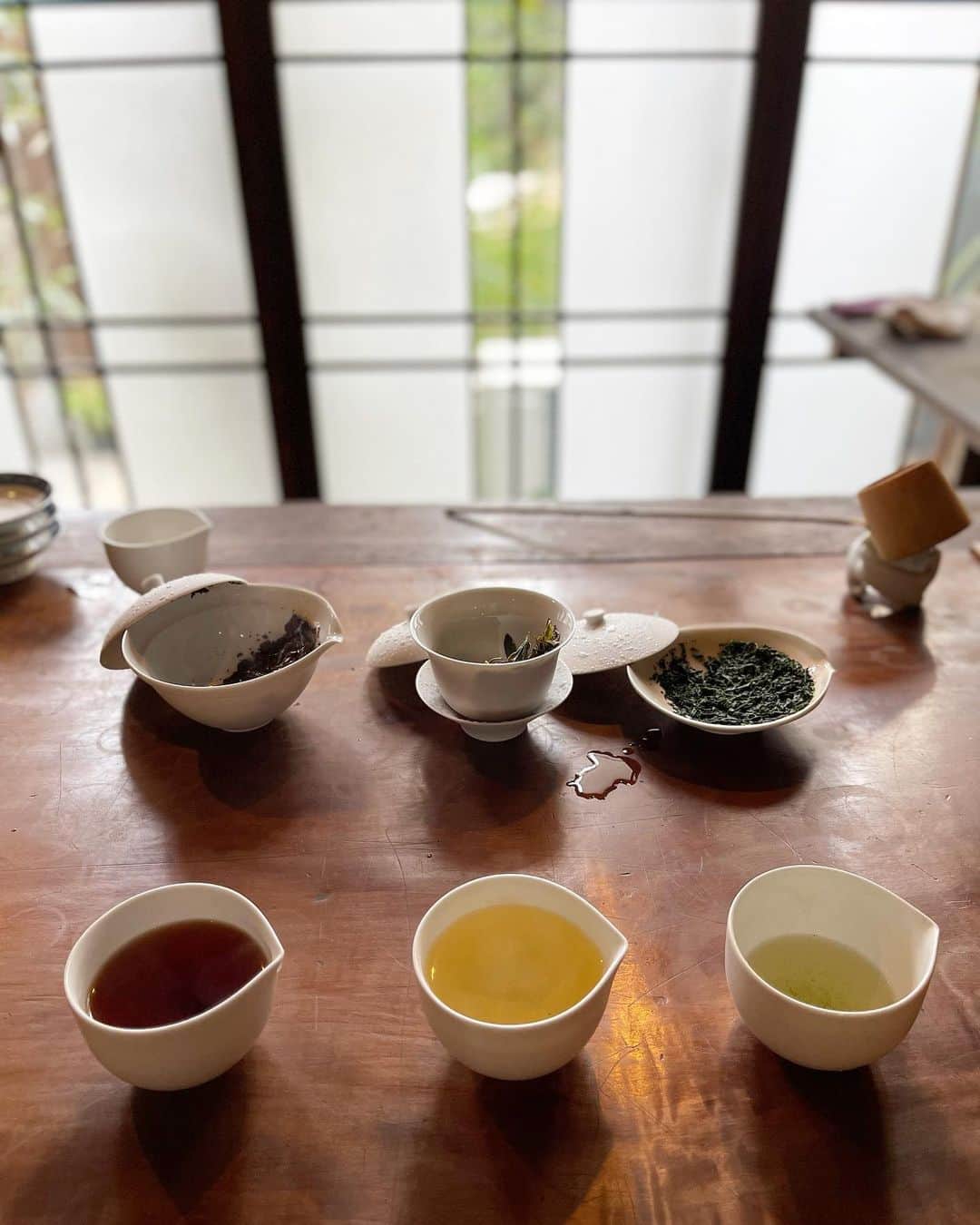平山美春さんのインスタグラム写真 - (平山美春Instagram)「I found lovely Japanese tea salon in Kyoto✨🍵How amazing!!! 京都で素敵なお茶のサロンを見つけました🍵✨友人にご紹介いただき、3種類のお茶を飲み比べして、あっという間に時間が過ぎていてびっくり！ . 香りの強いもの、味の強いもの、真ん中あたりのもの、を試して飲んだり、姉がオーダーしたスイーツはほうじ茶ラテをかけて食べたり✨とっても楽しい体験でした🌼 また行こっと🥰 . #kyoto #kyotojapan  #kyotocafe #cafe #tea  #京都カフェ #カフェ」3月1日 17時26分 - miharuhirayama