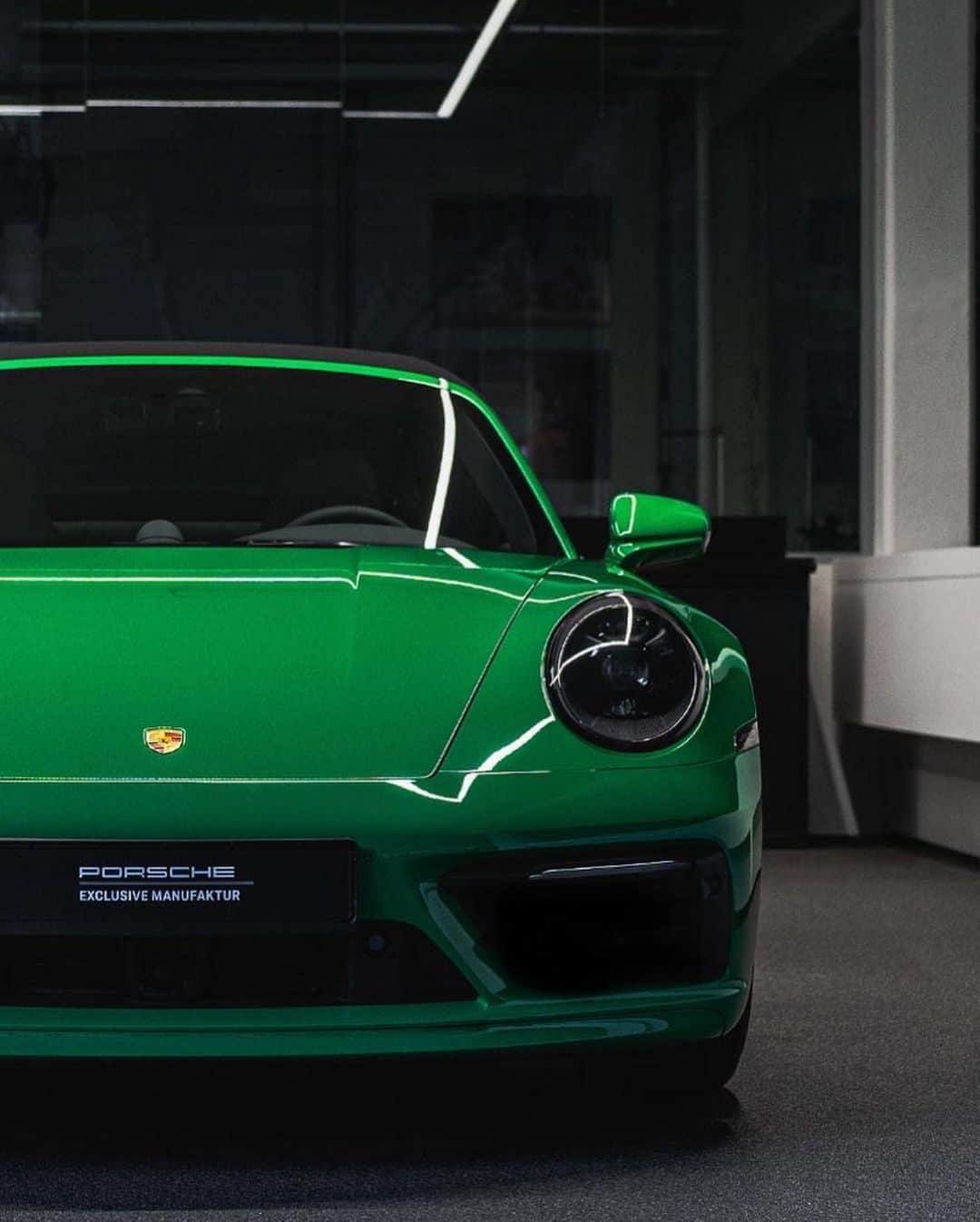 Porscheさんのインスタグラム写真 - (PorscheInstagram)「No need to be green with envy, the 911 Targa 4S leaves you wanting more, with tempting elements such as: a leather interior Exclusive Manufaktur, slat inlays rear lid painted in Python Green, and a sports exhaust system with tailpipes in Silver.  #PorscheExclusiveManufaktur  __ 911 Targa 4S: Fuel consumption combined: 10,3 - 9,9 l/100 km: CO2 emissions combined; 235 - 227 g/km I https://porsche.click/DAT-Leitfaden I Status: 03/2021」3月1日 17時26分 - porsche