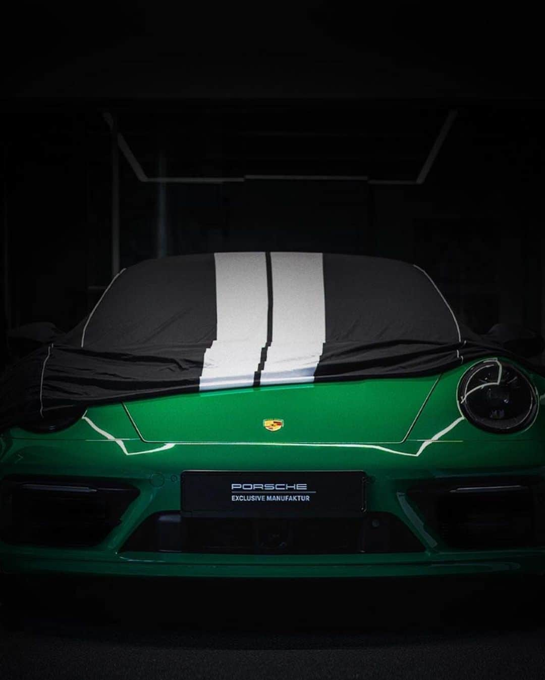 Porscheさんのインスタグラム写真 - (PorscheInstagram)「No need to be green with envy, the 911 Targa 4S leaves you wanting more, with tempting elements such as: a leather interior Exclusive Manufaktur, slat inlays rear lid painted in Python Green, and a sports exhaust system with tailpipes in Silver.  #PorscheExclusiveManufaktur  __ 911 Targa 4S: Fuel consumption combined: 10,3 - 9,9 l/100 km: CO2 emissions combined; 235 - 227 g/km I https://porsche.click/DAT-Leitfaden I Status: 03/2021」3月1日 17時26分 - porsche