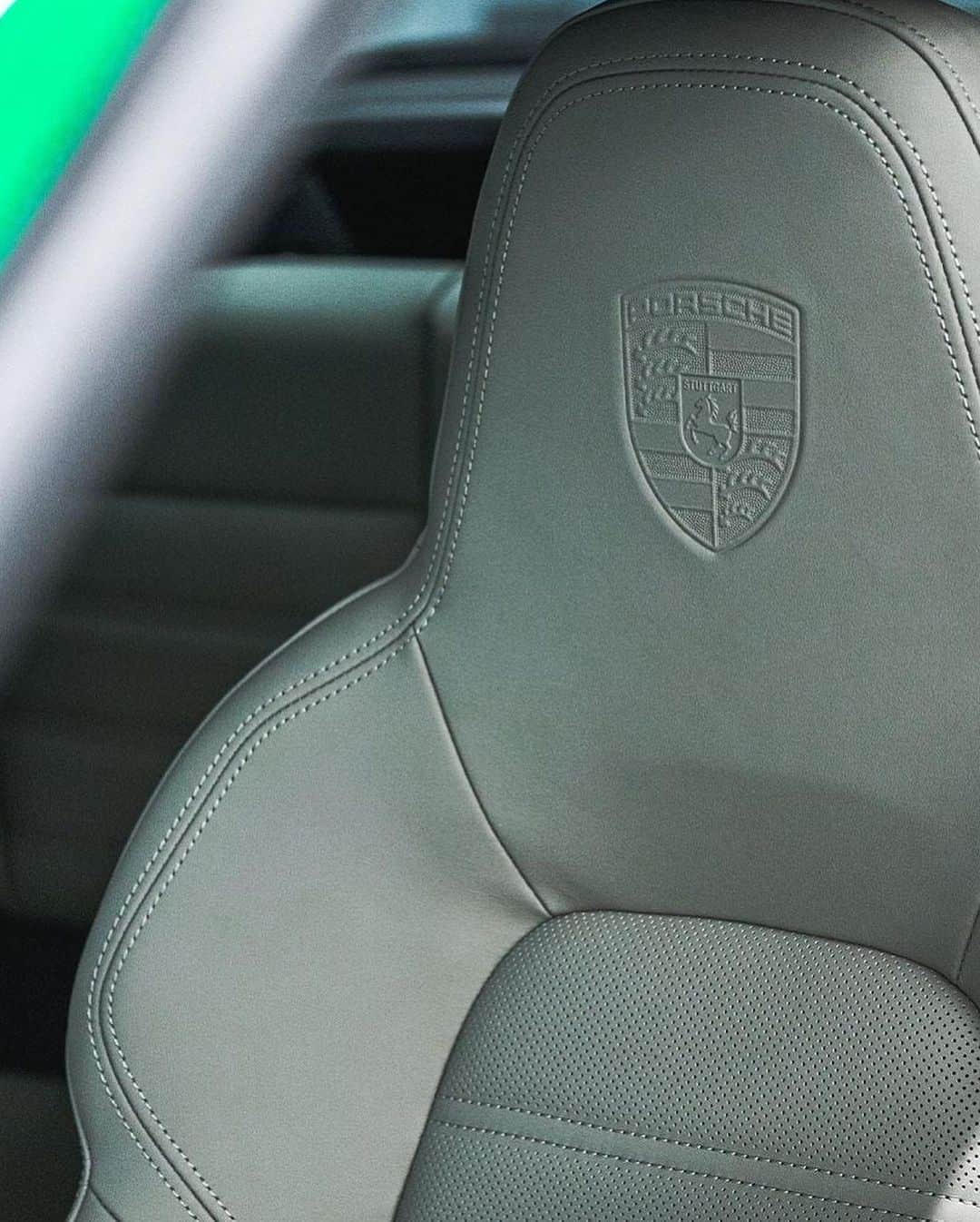 Porscheさんのインスタグラム写真 - (PorscheInstagram)「No need to be green with envy, the 911 Targa 4S leaves you wanting more, with tempting elements such as: a leather interior Exclusive Manufaktur, slat inlays rear lid painted in Python Green, and a sports exhaust system with tailpipes in Silver.  #PorscheExclusiveManufaktur  __ 911 Targa 4S: Fuel consumption combined: 10,3 - 9,9 l/100 km: CO2 emissions combined; 235 - 227 g/km I https://porsche.click/DAT-Leitfaden I Status: 03/2021」3月1日 17時26分 - porsche