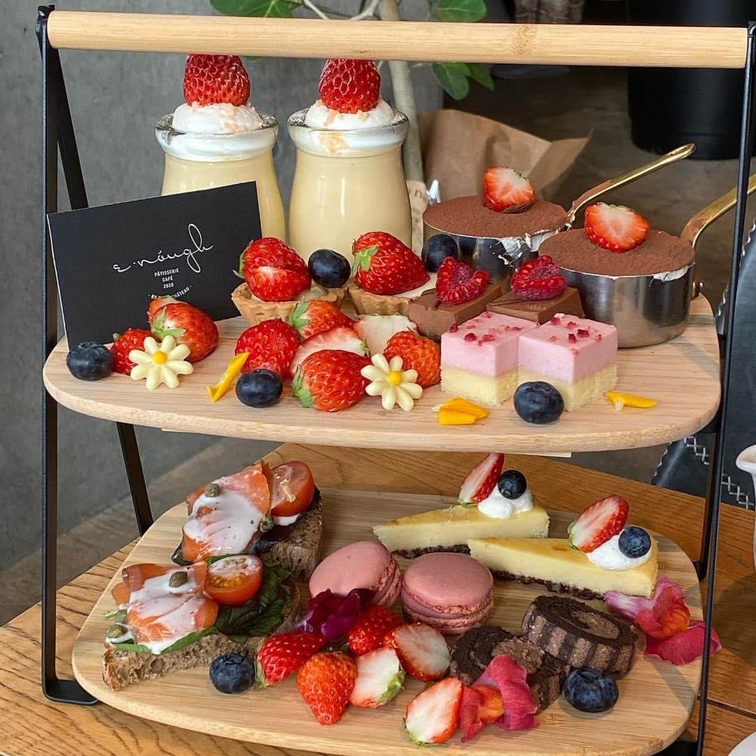のインスタグラム：「「ストロベリーアフタヌーンティー」﻿ リポスト✒︎季節の旬を味わえる豪華なケーキやシェフこだわりの食事を楽しめる、patisserie cafe enoughさんのストロベリーアフタヌーンティー🍓🫖﻿ ﻿ 見ているだけでも満足してしまいそうなこちら😍👏🏻とても可愛らしくて食べるのが勿体無いですね🤤🍓﻿ ﻿ 旬のいちごを使用した贅沢なアフタヌーンティーセット🫖💫ケーキやマカロン、プリンなど種類豊富なスイーツだけでなく、ドリンクが2時間飲み放題だそうです🍰🍓☕️﻿ ﻿ 店内のショーケースにはいちごを使用したケーキもたくさん並んでおり、まさにストロベリーフェア🍓✨この機会にぜひ訪れてみたいですね😎🙌🏻﻿ ﻿ @mamachan0224 さん、#ナゴレコ ありがとうございます⭕️﻿ ﻿ Repost @mamachan0224・・・﻿ ﻿ ■カフェ イナフ■﻿ ・﻿ @cafe_enough さんの・﻿ 可愛いい💕可愛い過ぎる💕﻿ ストロベリーアフタヌーンティー🫖﻿ ・﻿ ロールケーキ、ティラミス、プリン、マカロン、タルトなどのいちごづくし🍓﻿ ・﻿ 甘系だけでなくスモークサーモンのオープンサンドで塩味も摂れます😊﻿ ・﻿ そのうえ豊富なドリンクメニューも2時間飲み放題☕️﻿ ・﻿ @kirarin83 ちゃんと乙女な時間を過ごしました🥰﻿ ・﻿ □豊田市浄水町伊保原305 ・﻿ Y's GARDEN 1F﻿ ・﻿」
