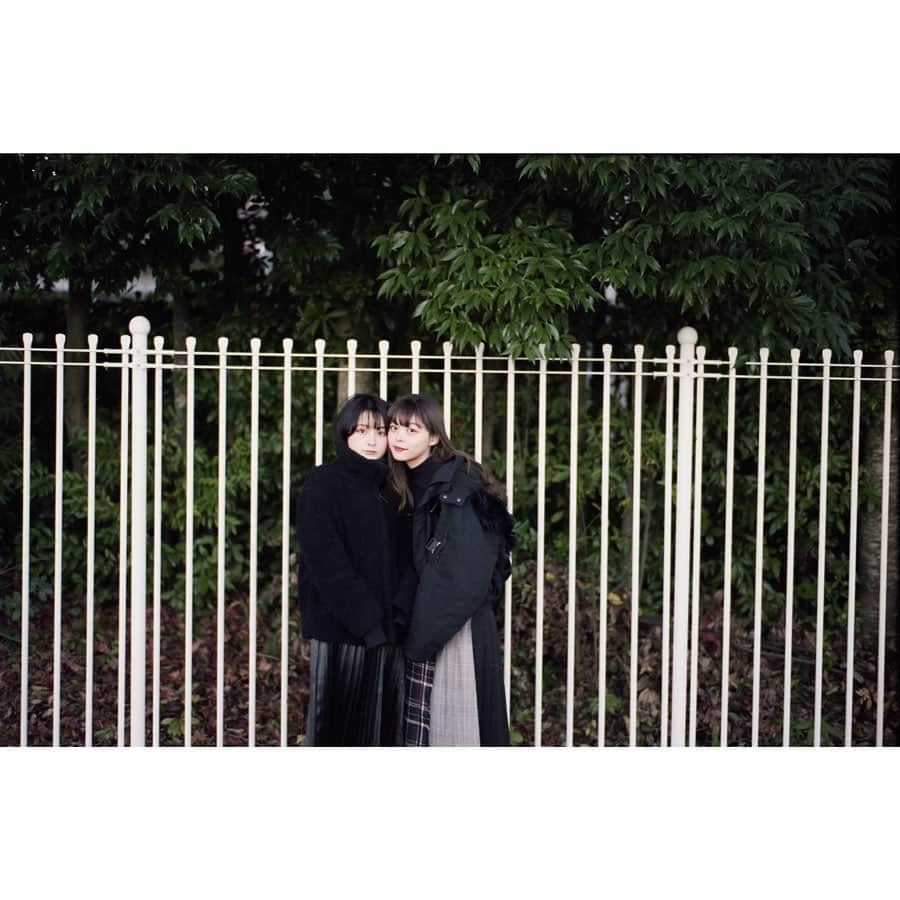 川田明日未のインスタグラム：「リアル姉妹📸  似てる？笑  フィルムカメラ雰囲気あってカッコいいね。  #姉妹 #ブラックコーデ  #フィルムカメラ  #撮影モデル」
