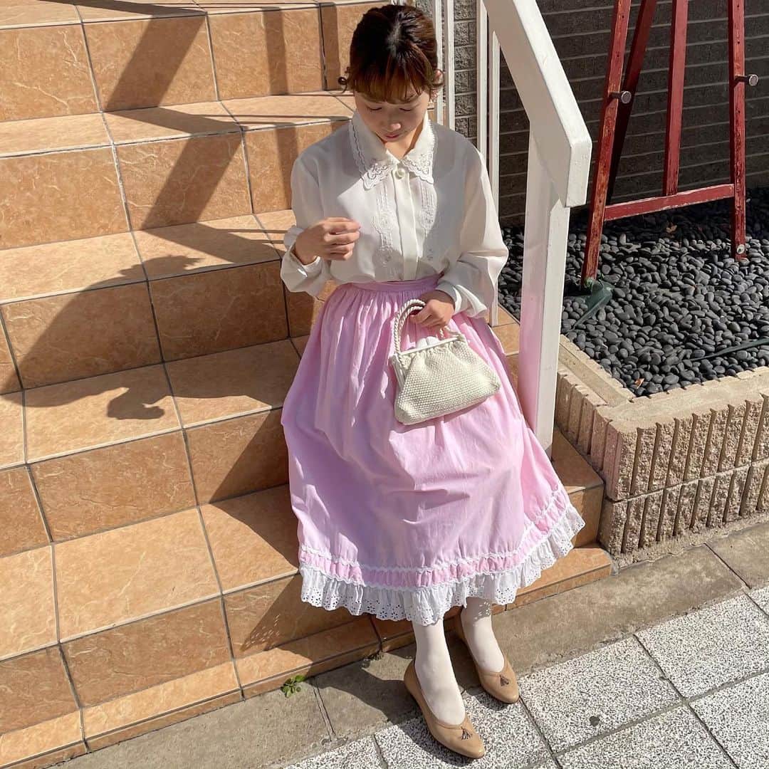 NUTTY Vintage&Collectibleのインスタグラム：「🌷NEW ARRIVAL🌷  「Welcome, spring days!」  ☑︎flower design blouse (sold out) ☑︎vtg pink frill gather skirt  ポカポカ暖かい日も多くなってきた今日この頃。 心躍る淡いピンクのスカートをはいて街をおさんぽ🌸  styling by @nutty_yumeyume   💌DMよりお問い合わせ/通販承ります💌  ---------------------------------------------------- 💐Formal Fair 2021💐1/18(mon)~ ☑︎ヴィンテージジュエリーALL10%OFF  🚌送料無料🚌1/15(fri)~ ☑︎VINTAGE ONLINE STORE ¥10000以上 ☑︎SELECT BOUTIQUE ONLINE STORE ¥5000以上 お買い上げで全国一律送料無料！ （※ONLINE STORE/その他通販全て対象） ----------------------------------------------------」