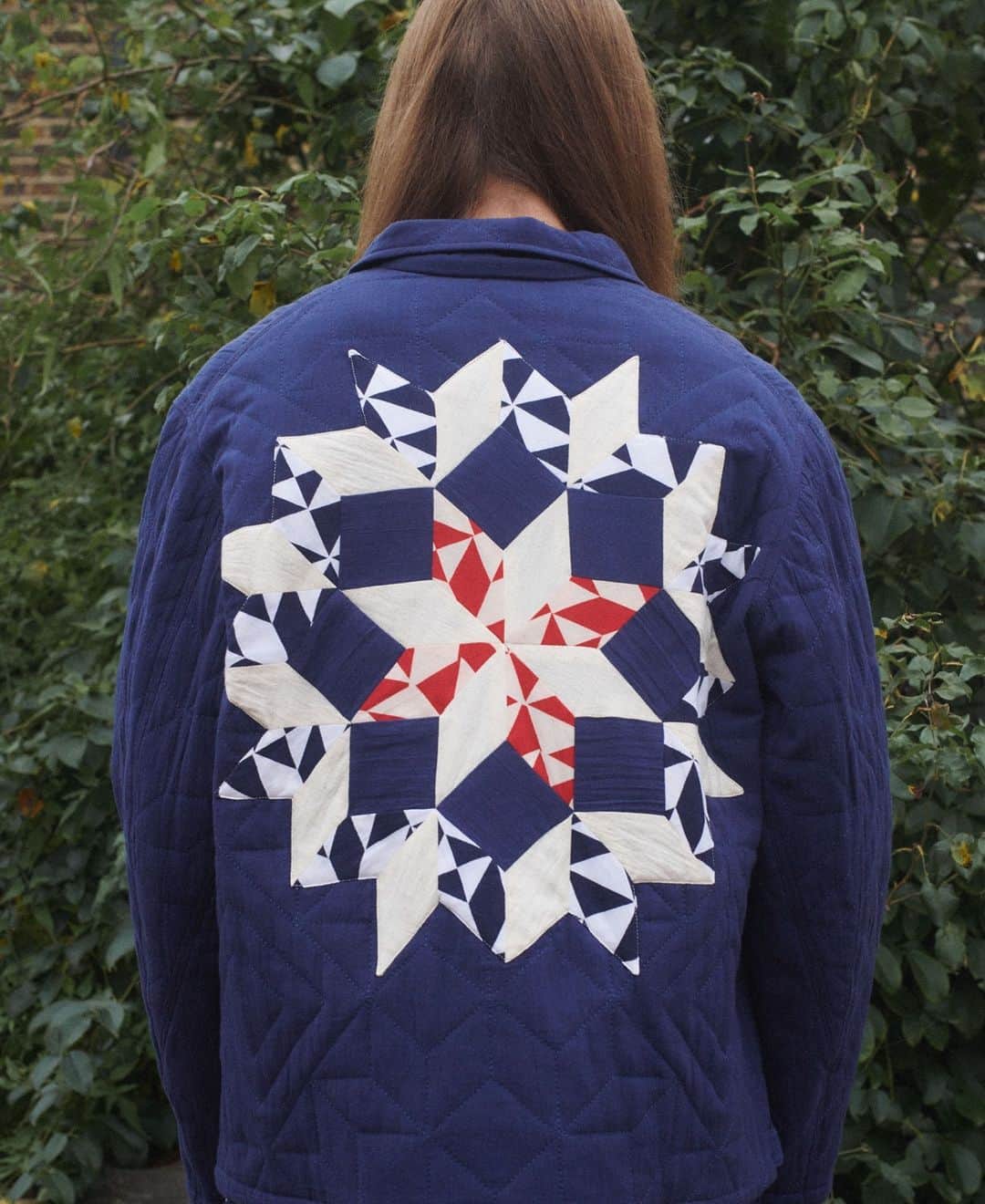 ユーマストクリエイトのインスタグラム：「Three-pocketed workwear Diddy jacket featuring quilted star patchwork design on the back.⁠ ⁠ Photography @esther_theaker⁠⠀⁠ Styling @eliza_conlon⁠」