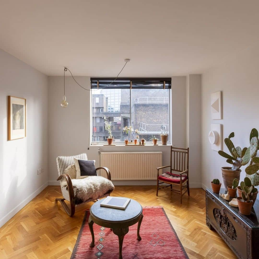 The Modern Houseさんのインスタグラム写真 - (The Modern HouseInstagram)「#forsale Knock on Wood: a light-filled apartment in Clerkenwell featuring oak parquet flooring and a bespoke birch-ply kitchen. Follow the link in our bio to view the sales listing.」3月1日 17時30分 - themodernhouse