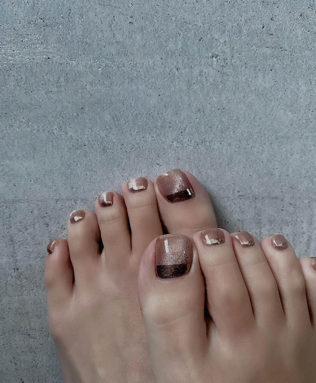 小原優花さんのインスタグラム写真 - (小原優花Instagram)「今のネイルです🥰💅 elle nail新宿店《 @ellenail_shinjuku 》さんでやって頂きました💓  ハンドはヌーディなベースに、シルバーと少しピンクを混ぜたラメホロのキラキラでフレンチとグラデしてもらいました😍  指が最高に綺麗に見えるデザインです🤗💗  フットもマグネットでつやつやキラキラ✨ 色はシルバー・ピンク・オレンジ・ブラウンを混ぜて超好みな感じに作ってくださいました🤤💗💗  ミラーの逆フレンチがポイントです🧝🏻‍♀️💛  撮影や関西コレクションのため、衣装に合わせやすく春っぽさとキラキラ感を重視したネイルにしました☺️💕💕  ellenail新宿店さんありがとうございました🙇‍♀️❣️  ▽新宿店 @ellenail_shinjuku   ▽渋谷店 @ellenail_shibuya   #nail #ellenail #ネイル #ネイルデザイン #フレンチネイル #ジェルネイル #フットネイル」3月1日 17時36分 - yunkoro519