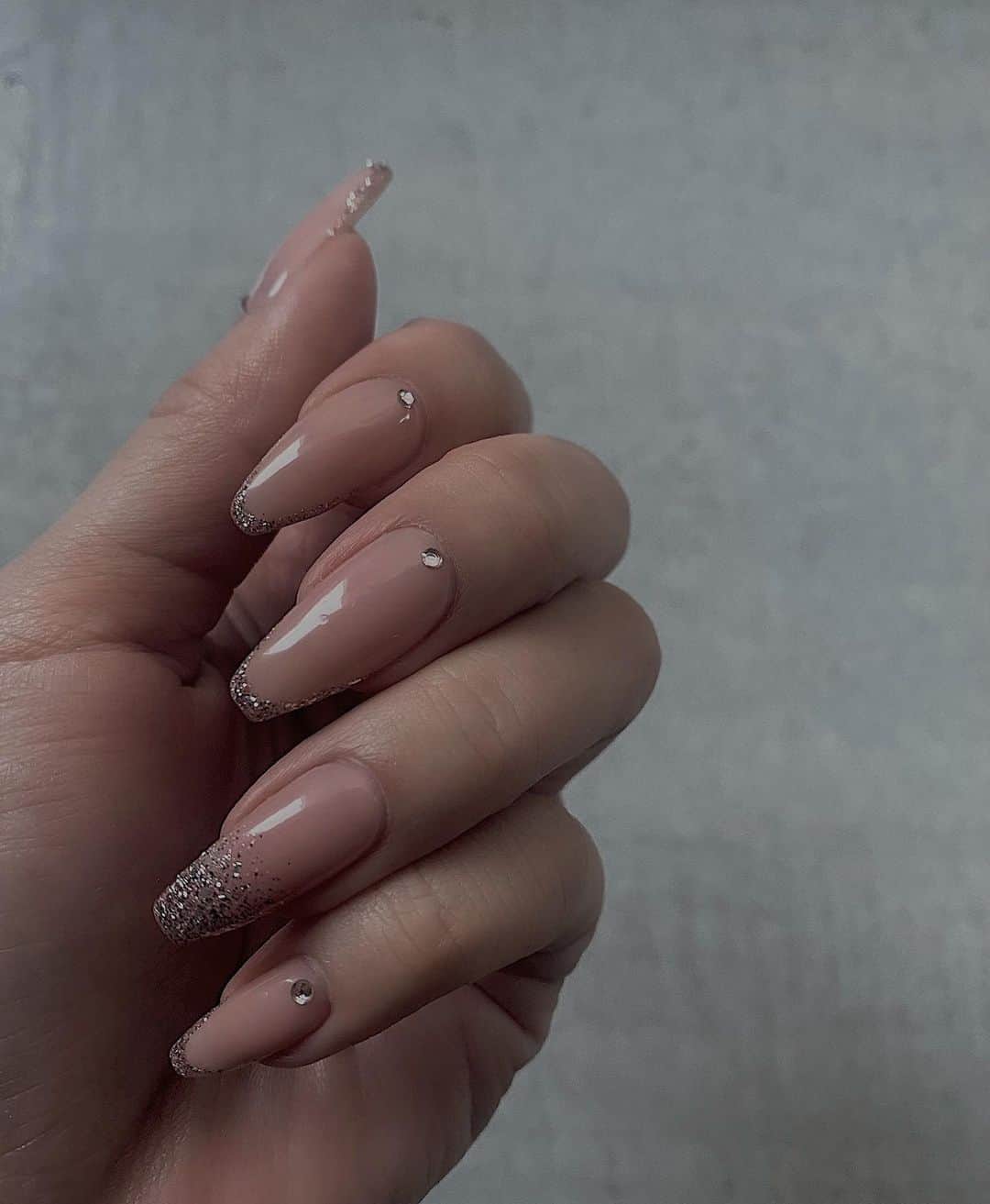 小原優花のインスタグラム：「今のネイルです🥰💅 elle nail新宿店《 @ellenail_shinjuku 》さんでやって頂きました💓  ハンドはヌーディなベースに、シルバーと少しピンクを混ぜたラメホロのキラキラでフレンチとグラデしてもらいました😍  指が最高に綺麗に見えるデザインです🤗💗  フットもマグネットでつやつやキラキラ✨ 色はシルバー・ピンク・オレンジ・ブラウンを混ぜて超好みな感じに作ってくださいました🤤💗💗  ミラーの逆フレンチがポイントです🧝🏻‍♀️💛  撮影や関西コレクションのため、衣装に合わせやすく春っぽさとキラキラ感を重視したネイルにしました☺️💕💕  ellenail新宿店さんありがとうございました🙇‍♀️❣️  ▽新宿店 @ellenail_shinjuku   ▽渋谷店 @ellenail_shibuya   #nail #ellenail #ネイル #ネイルデザイン #フレンチネイル #ジェルネイル #フットネイル」