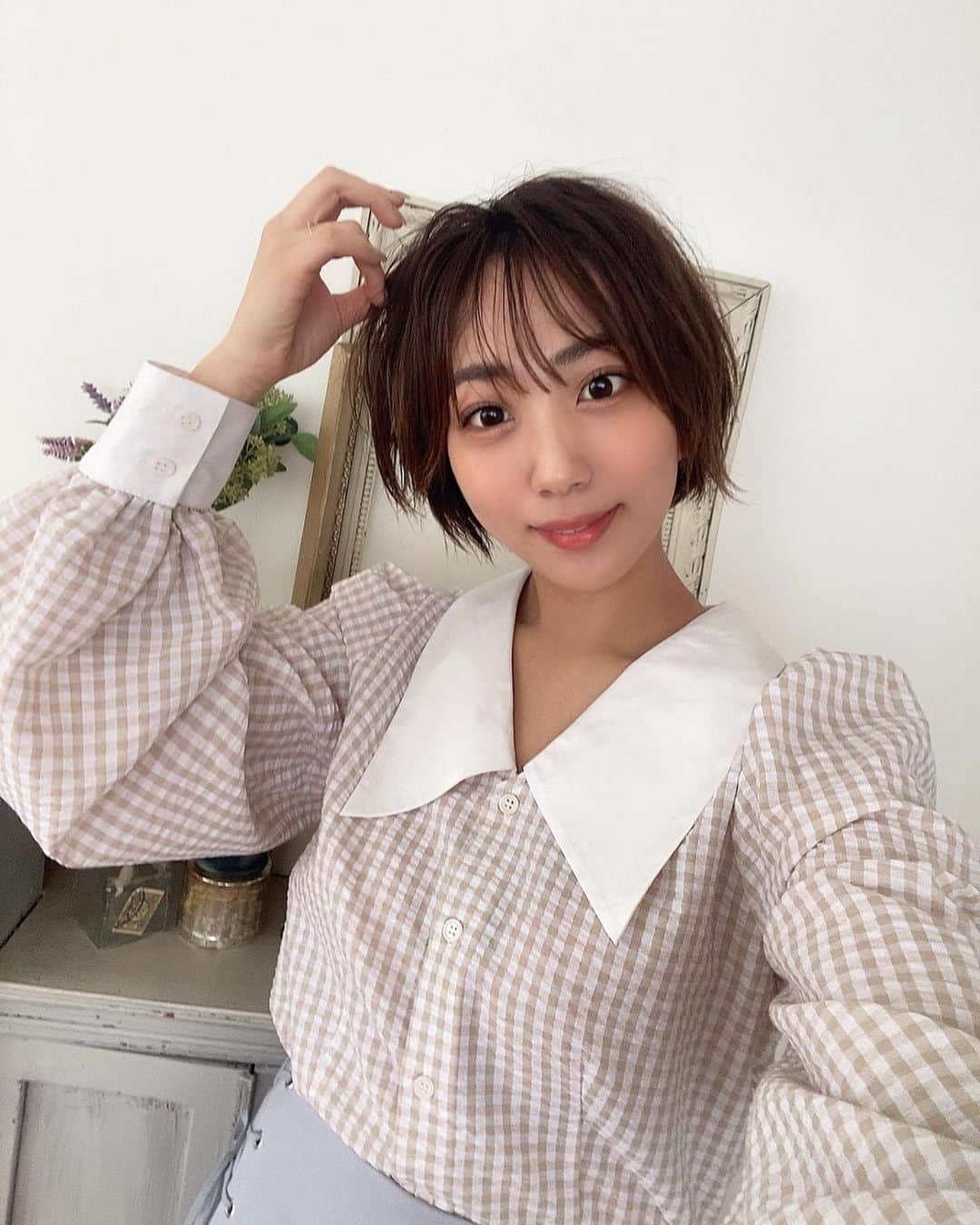 のインスタグラム：「こんにちは🌞  @heather_love_official 様の #顔面最強ブラウス を着用させて頂き、『Heather diary』撮影しました❣️  いつもの違う雰囲気のお洋服🌷 甘い可愛い系💕 新しい自分を発見✌🏻  #ミスコン #ミスオブミス #ショートヘア #ショートカット #ブラウスコーデ #ブラウス #春コーデ」
