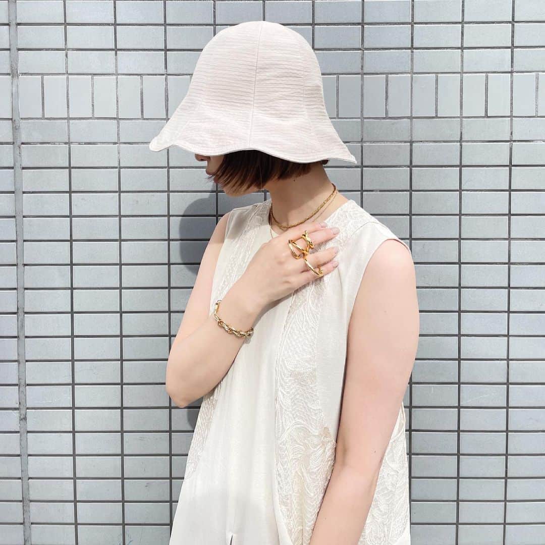 MIDWEST TOKYO WOMENのインスタグラム：「@mullerofyoshiokubo_official  STEM SALOPETTO ¥60,500 36,38size(38size着用) . @lamaisondelyllis  TULIP ¥11,000 . @soierie_official  . #mullerofyoshiokubo #ミュラーオブヨシオクボ #オールインワン #lamaisondelyllis #ラメゾンドリリス #バケットハット #soierie #ソワリー #midwest_official」