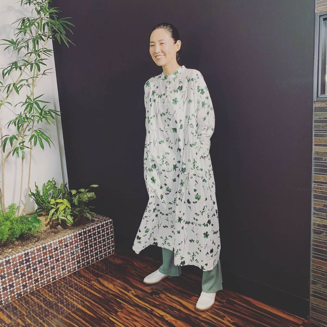 浜島直子さんのインスタグラム写真 - (浜島直子Instagram)「3月ですね🌸 は、はやっ！！！  今月の『暮らしのレシピ』のゲストは、はんにゃの川島章良さん。  だしパックダイエットで約20キロの減量に成功したという川島さん。 「おいしく食べられて、しかも痩せるだなんて！」と、SNSやYouTubeでも大人気✨ 昨年出版しただしパックダイエットの本は、累計2万部を突破したそう！  そんな川島さんに、子供の頃からよく食べていたおふくろの味や、家族に大人気のレシピを教えてもらいました。  川島さんはダイエット検定1級など、いろいろな資格も持っていて、話を聞くのが面白かったなぁ！ そしてお子さんのお話をされる時の表情がとても優しくて、あぁ、いいパパなんだなぁと思いました🥰 ・ 川島章良さんがゲストの放送回は、3月6日、13日、20日の土曜日。計3回。 TBSで午前9時25分から。 関東ローカル番組ですが、素敵なホームページもありますので、ぜひ覗いてみてくださいね🌈 過去のゲストの方の簡単で美味しいレシピも載っています✨ ・ #東京ガス #tbs #暮らしのレシピ #はんにゃ #川島章良　さん #私の衣装は #ワンピース　#journalstandardluxe  #パンツ　#iena #靴　#palanco」3月1日 17時39分 - hamaji_0912